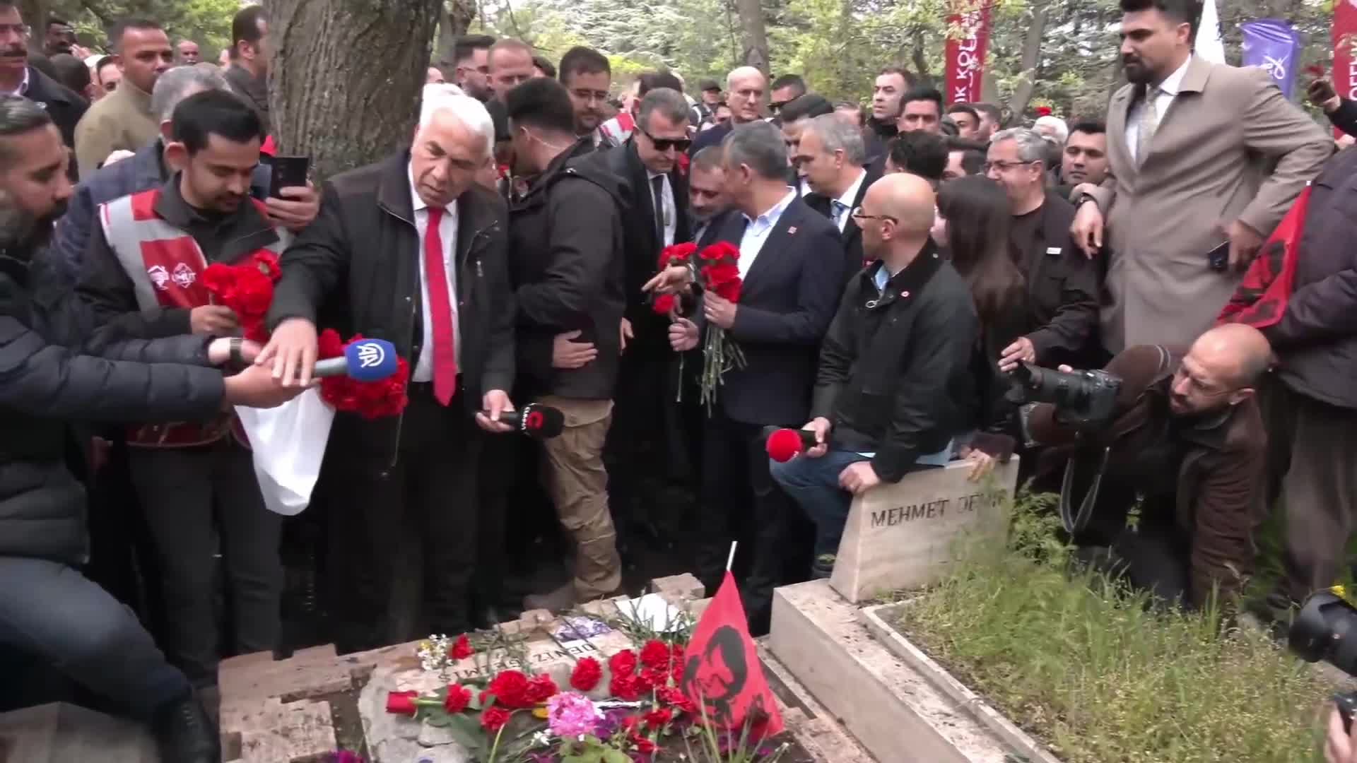 “Üç Fidan” anılıyor... Özgür Özel: “Kendinden sonraki tüm kuşaklara ilham veren üç önderin hatırası önünde saygıyla eğiliyoruz”