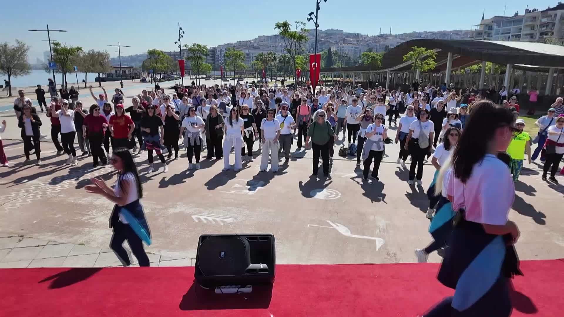 Konaklı annelerden Anneler Günü dansı