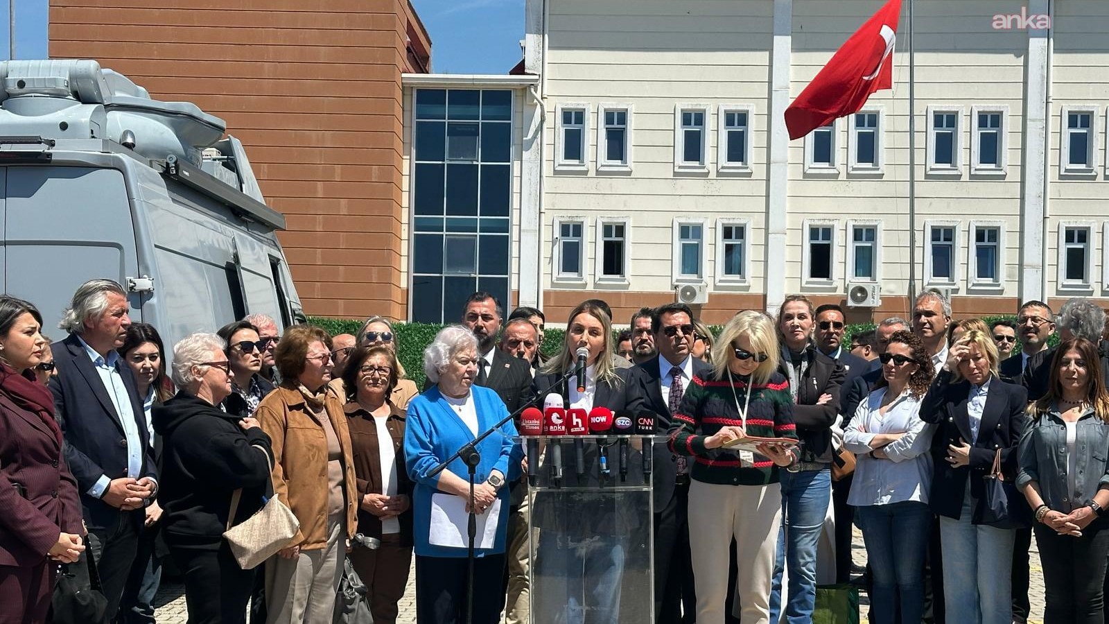 Silivri'de duruşma salonu önünden hakimlere çağrı: Ne olur bizi adalete inandırın!