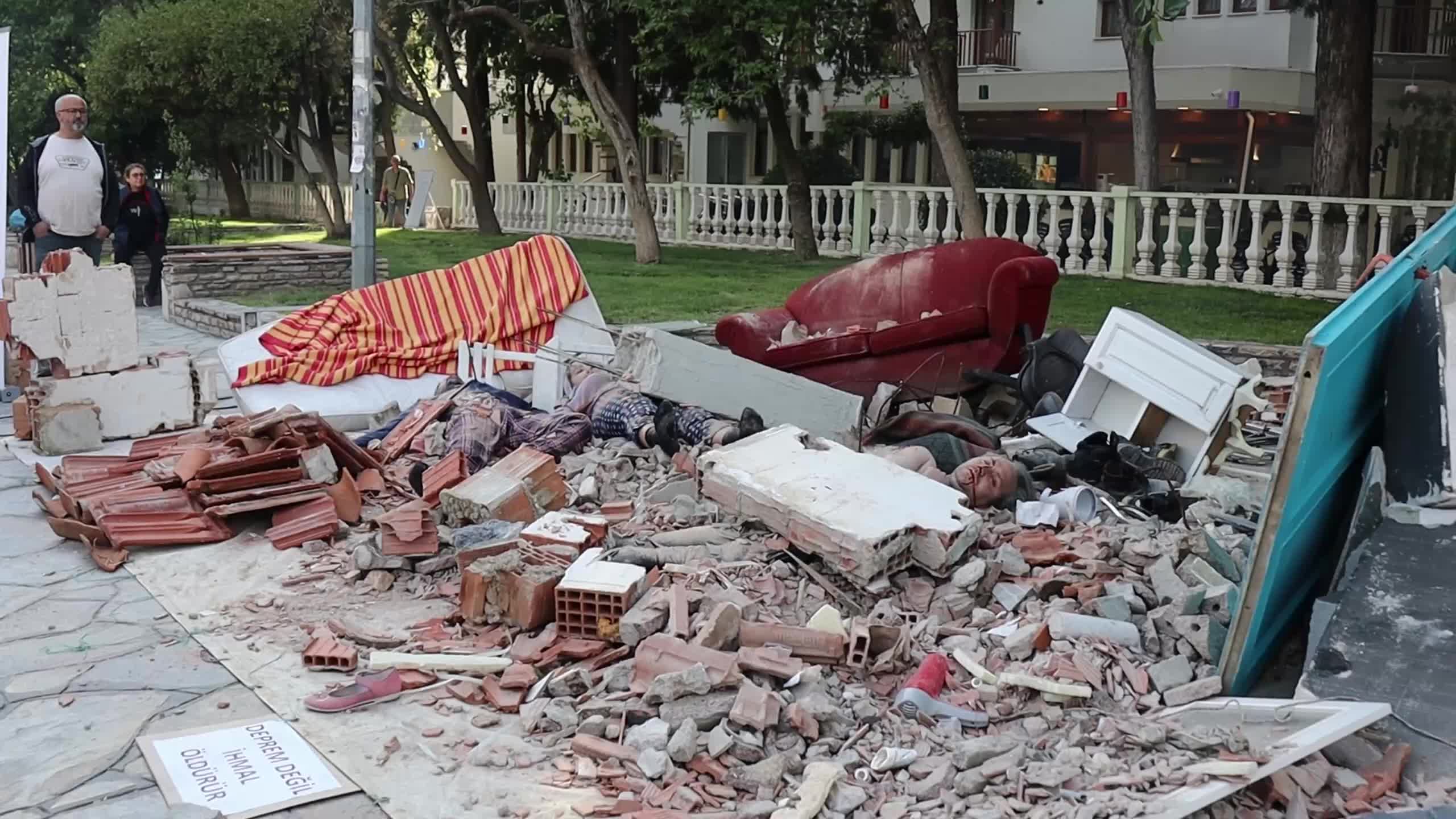 Muğla'da sahnelenen “Sesimi Duyan Var mı?” oyunu deprem gerçeğine dikkat çekti