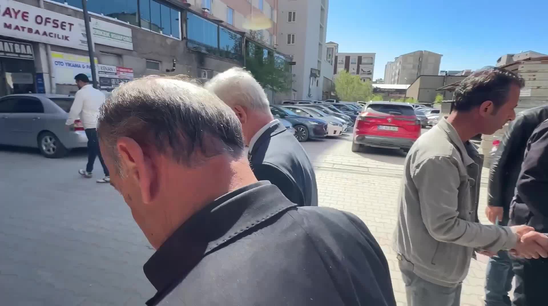 CHP 81 ilde sahada... CHP heyetinden Van'da işten çıkarılan işçilere destek