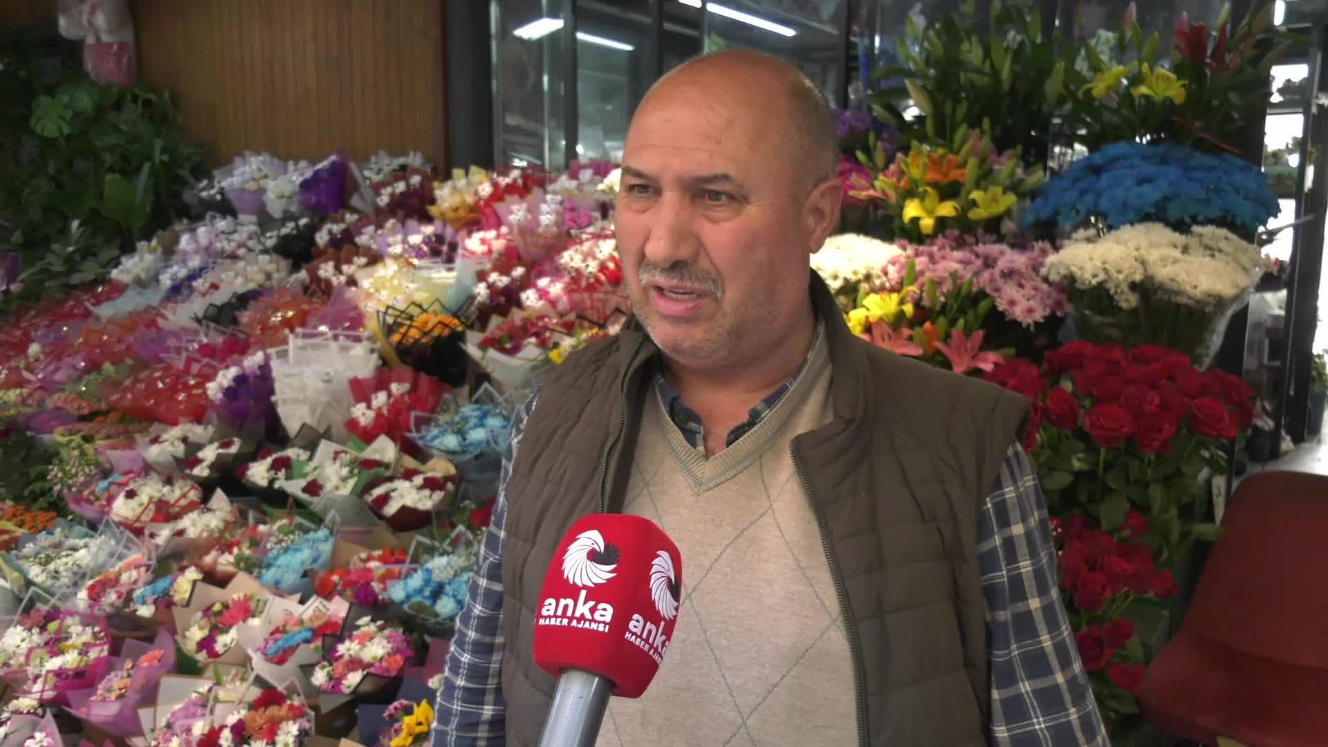 Çiçekçiler, Anneler Günü'ne hazırlanıyor: İthal gül 150, yerli gülümüz 100 lira"