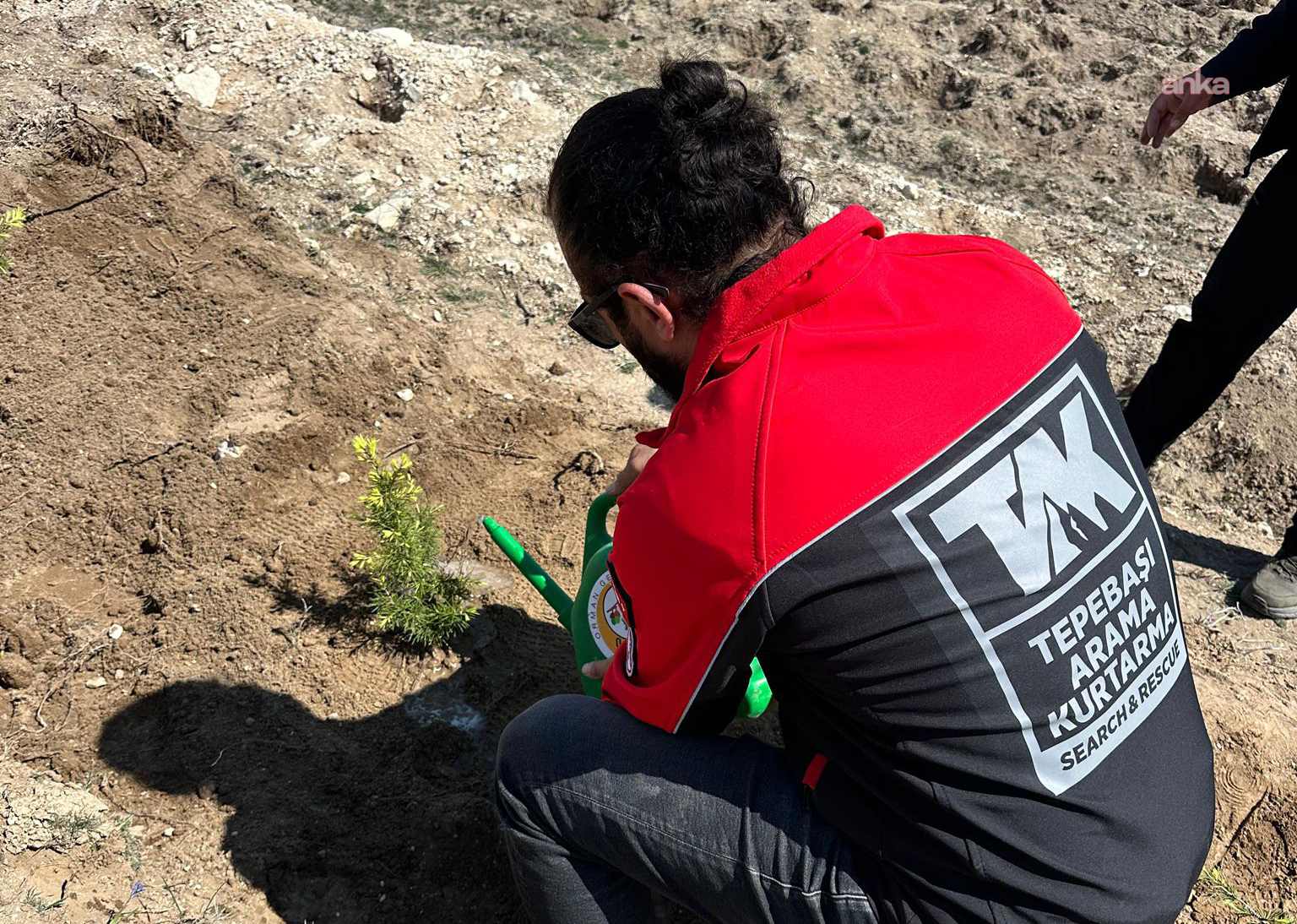Tepebaşı Arama Kurtarma ekibinden Yörük Akçayır’da fidan dikme etkinliğine destek