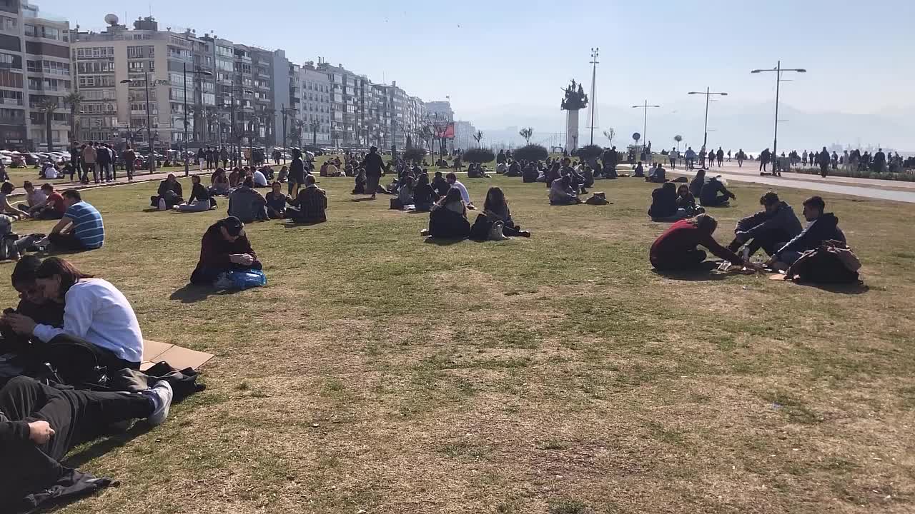 İZMİR'DE HAVALAR ISINDI, PANDEMİ UNUTULDU