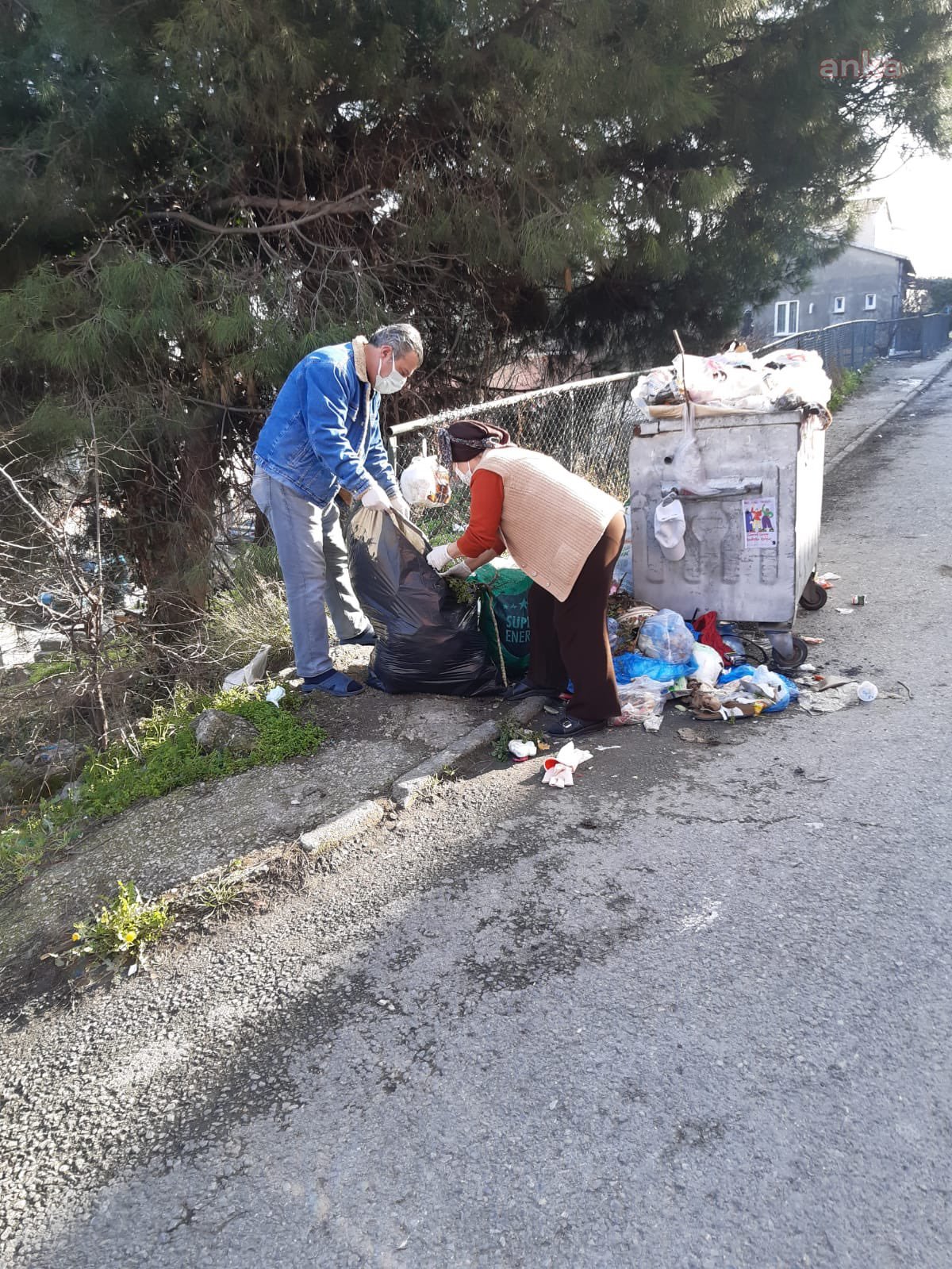 İŞÇİLERİN GREVDE OLDUĞU MALTEPE’DE BİRİKEN ÇÖPLERİ İBB TOPLADI
