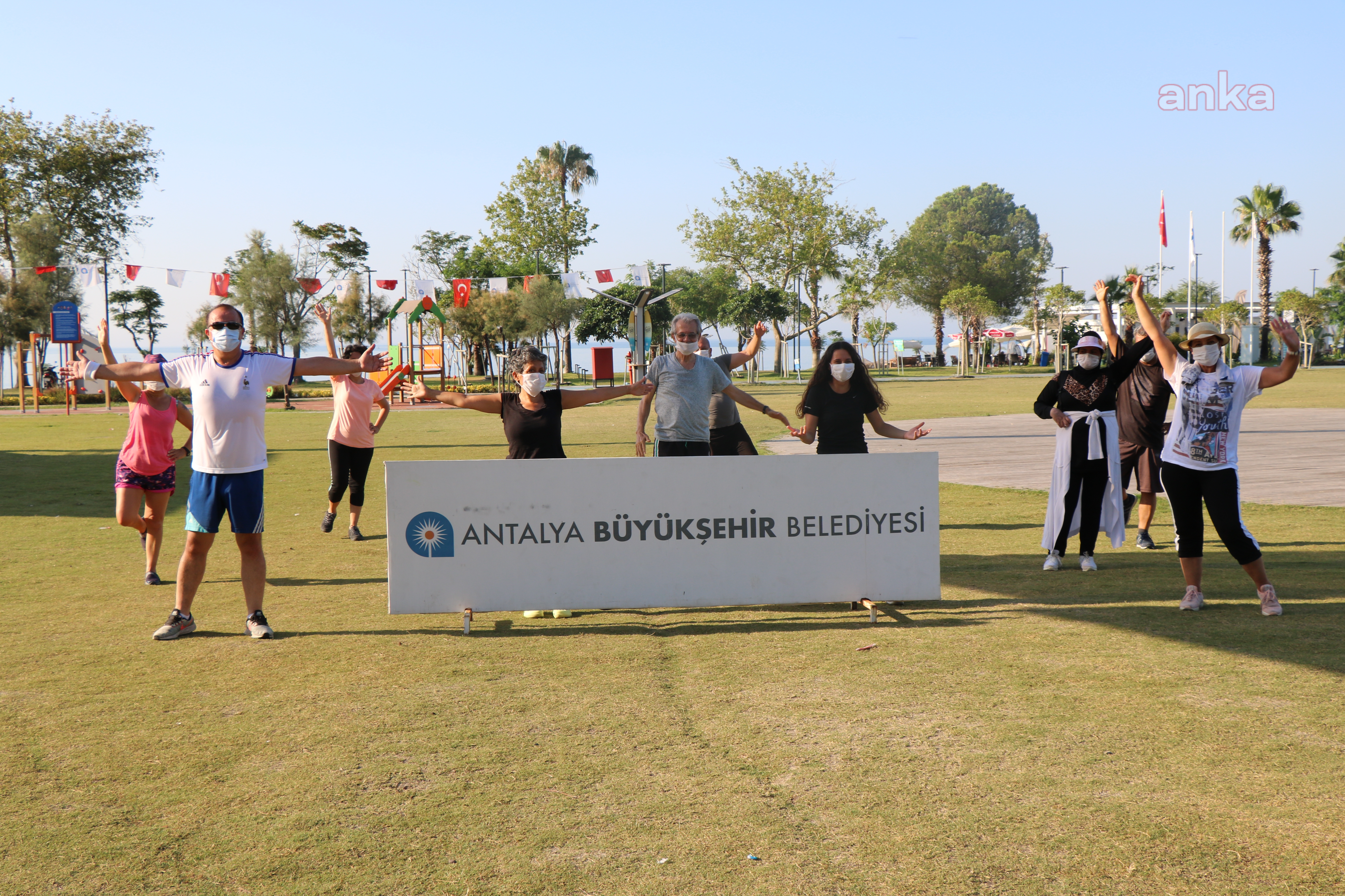 ANTALYA'DA SOSYAL MESAFELİ SABAH SPORU BAŞLIYOR