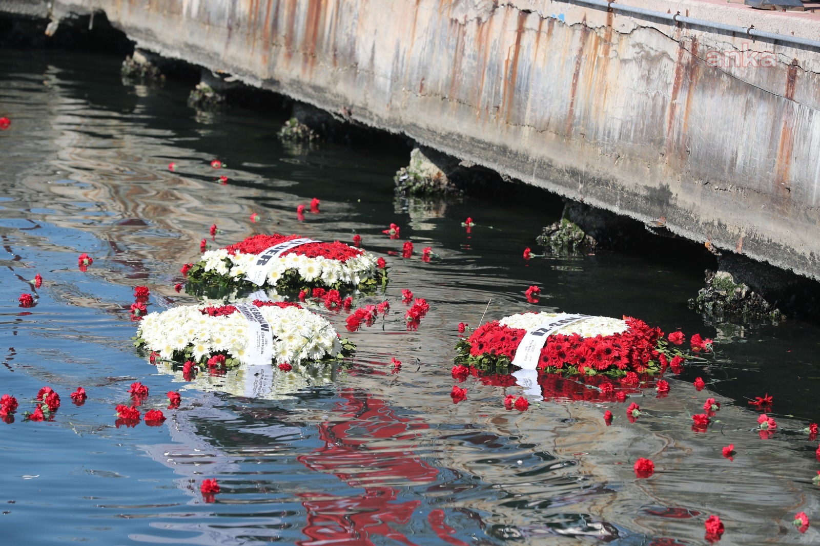 ÜSKÜDAR VAPUR FACİASINDA HAYATINI KAYBEDENLER, KARANFİLLERLE ANILDI