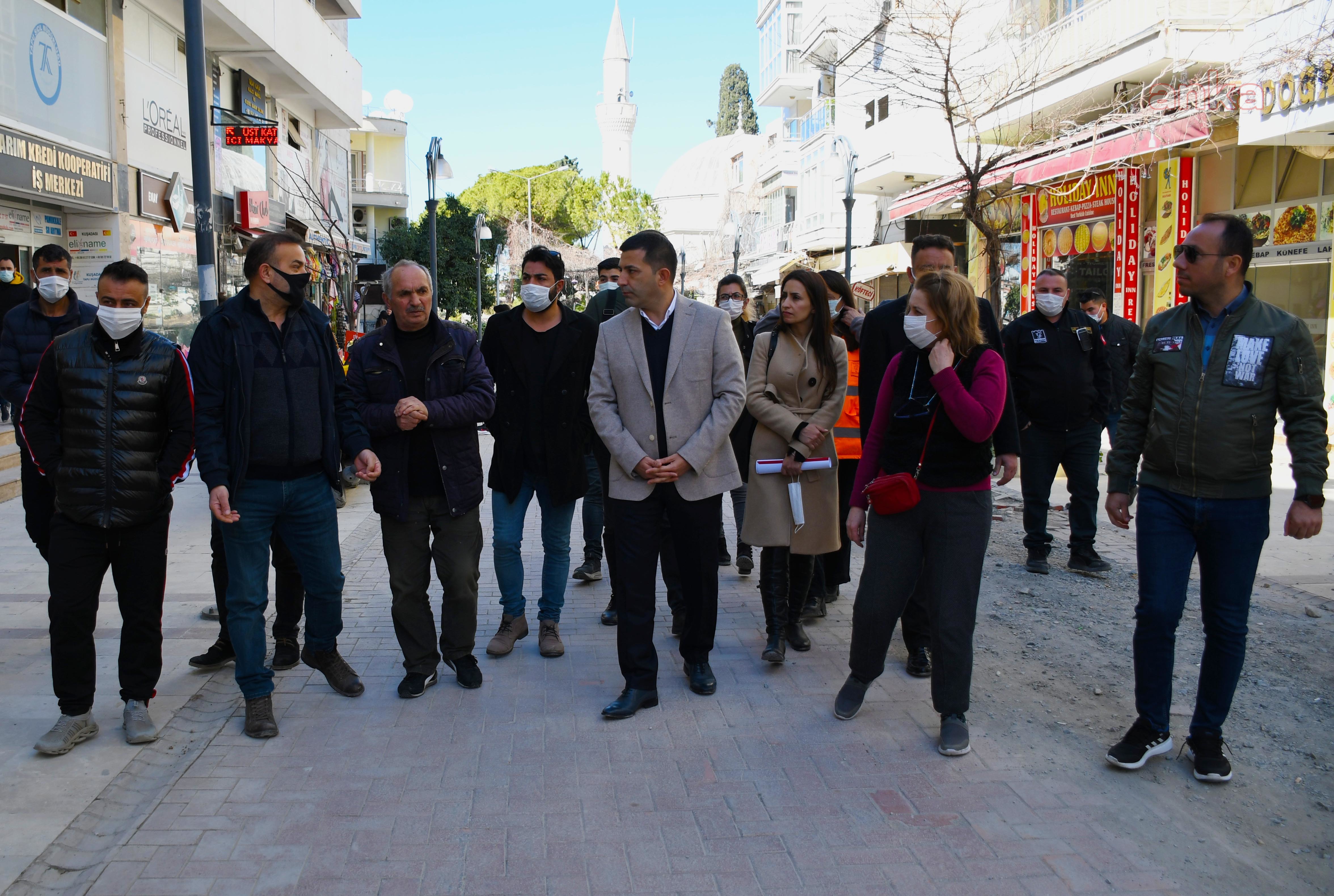 KUŞADASI BELEDİYE BAŞKANI GÜNEL, KAHRAMANLAR CADDESİ ESNAFINI ZİYARET ETTİ