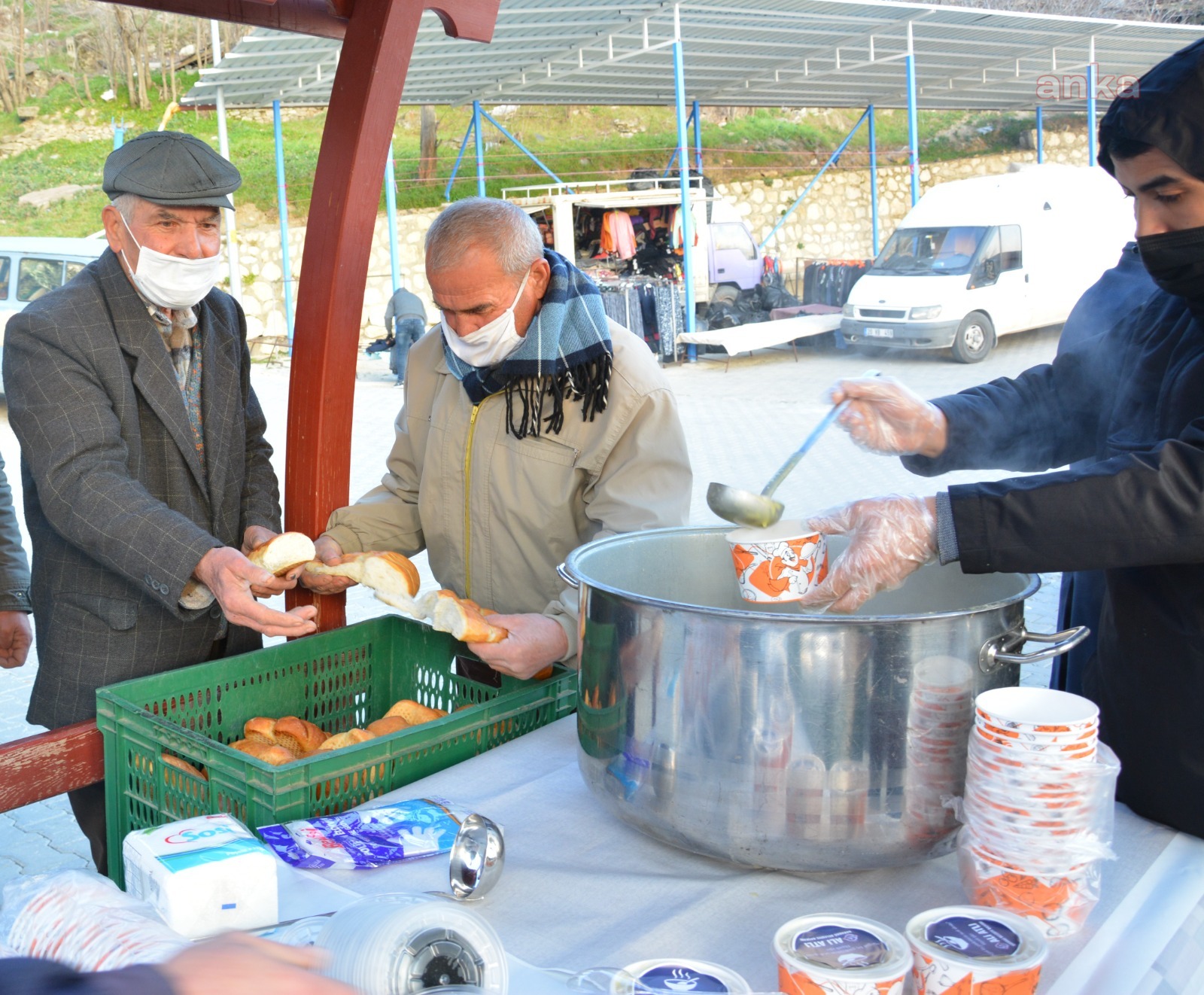 BABADAĞ’DA PAZARCILAR GÜNE SICAK ÇORBAYLA BAŞLADI