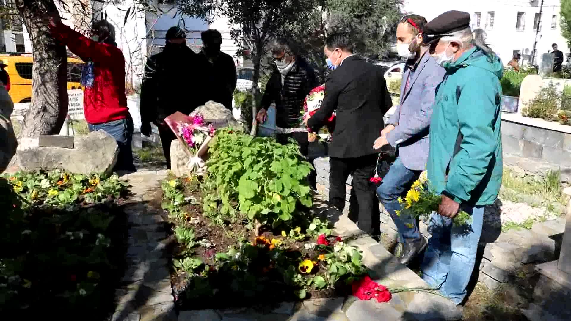 “MAVİ KADIN” SAYNUR GELENDOST MEZARI BAŞINDA ANILDI