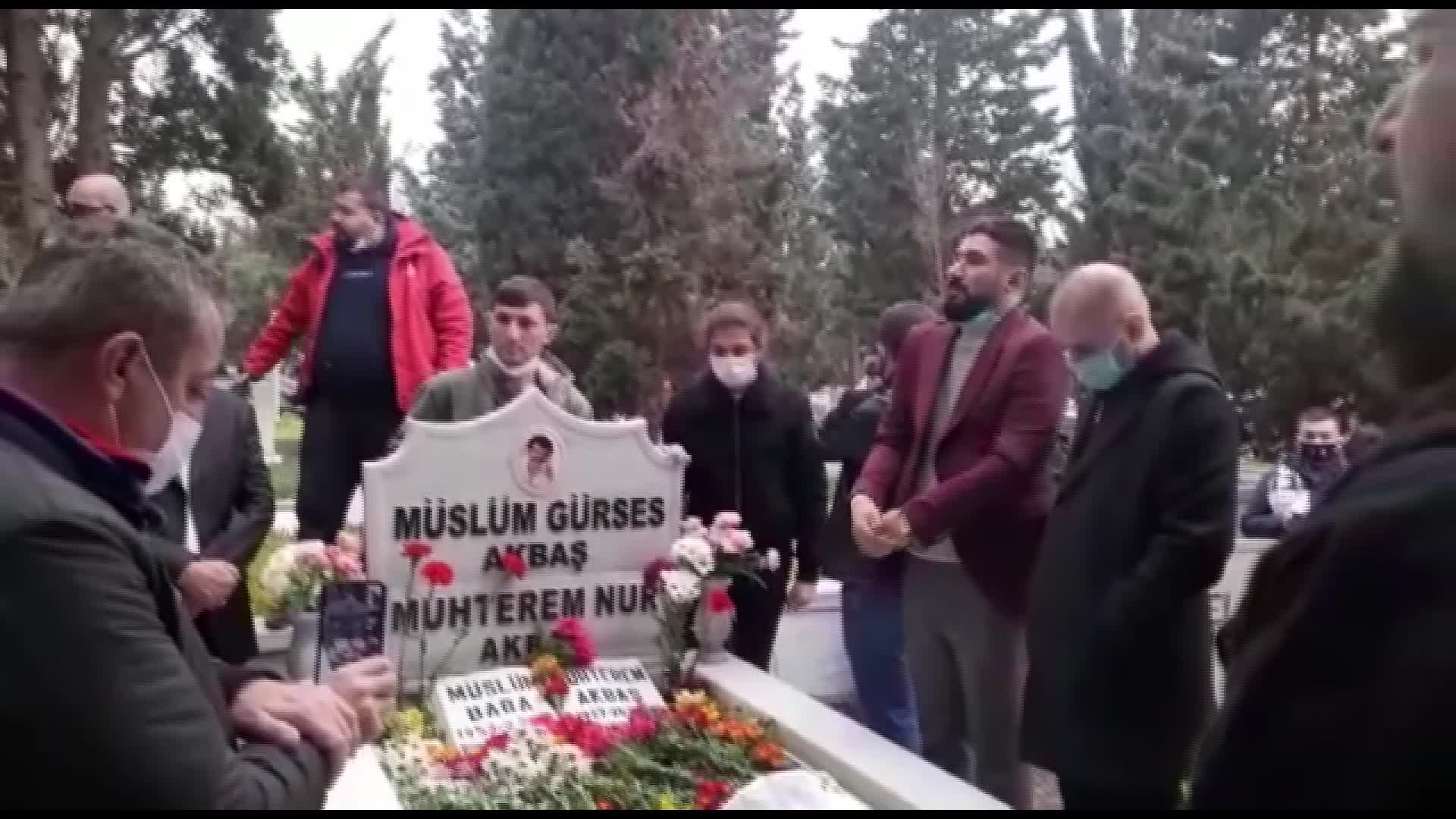 MÜSLÜM GÜRSES'İN 8. ÖLÜM YIL DÖNÜMÜNDE SEVENLERİ MEZARINA AKIN ETTİ