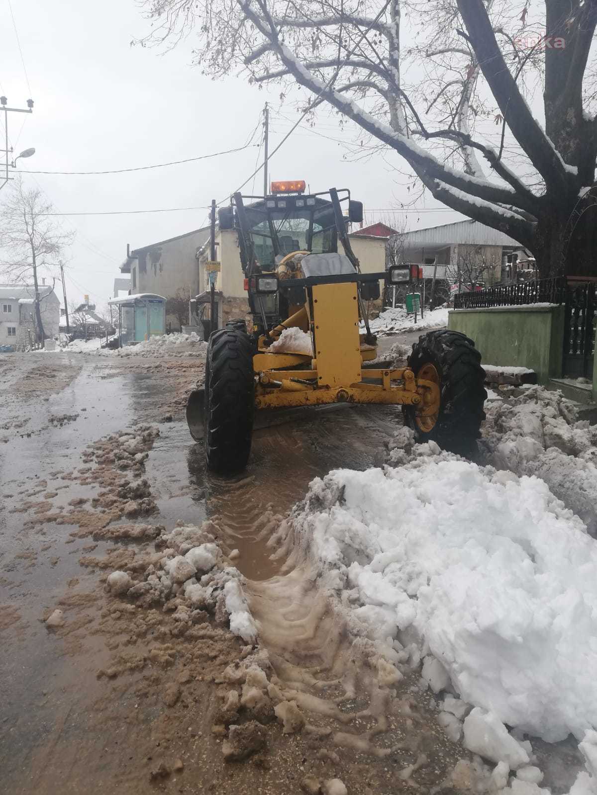 MERSİN BÜYÜKŞEHİR, KARDAN KAPANAN YOLLARI AÇTI