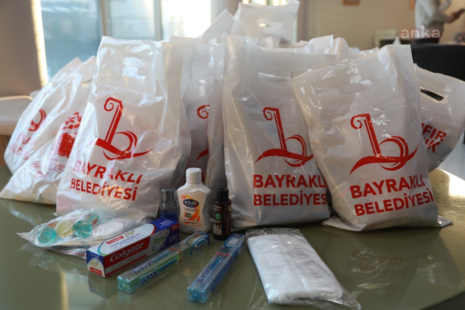 BAYRAKLI SOSYAL ETKİNLİK MERKEZİ'NDE ÖĞRETMENLER, ÖĞRENCİLERİ HİJYEN PAKETİYLE KARŞILADI