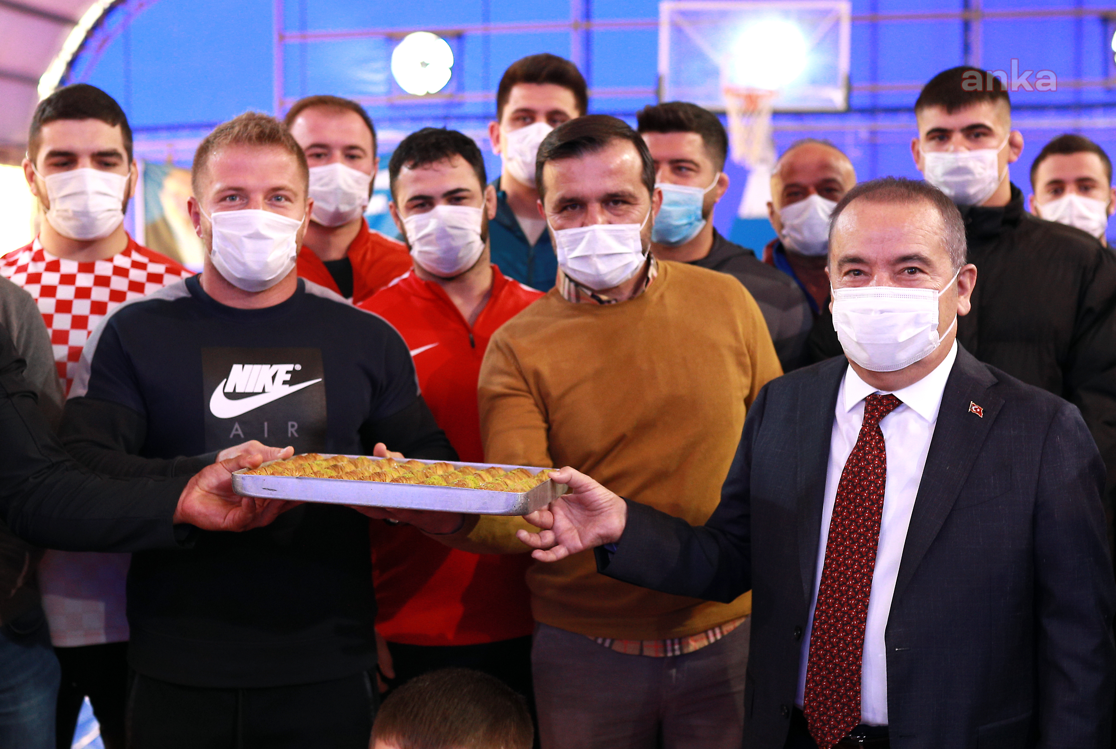 MUHİTTİN BÖCEK'TEN GÜREŞÇİLERE ZİYARET