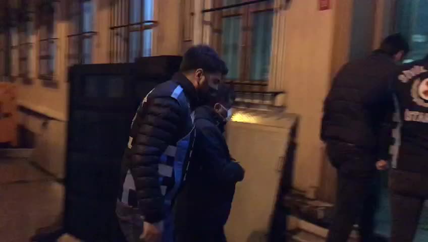 İSTANBUL’UN GÖBEĞİNDE DEĞNEKÇİLİK YAPARKEN YAKALANDILAR