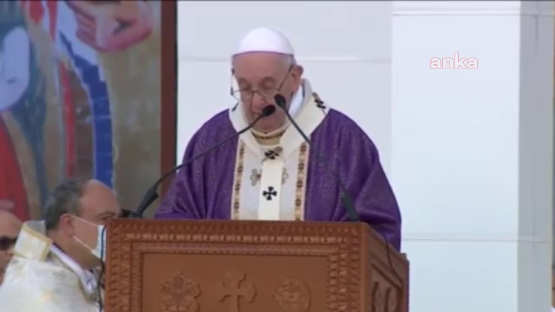 PAPA FRANCIS'İN TARİHİ IRAK ZİYARETİNDEKİ AYİNE BİNLERCE KİŞİ KATILDI