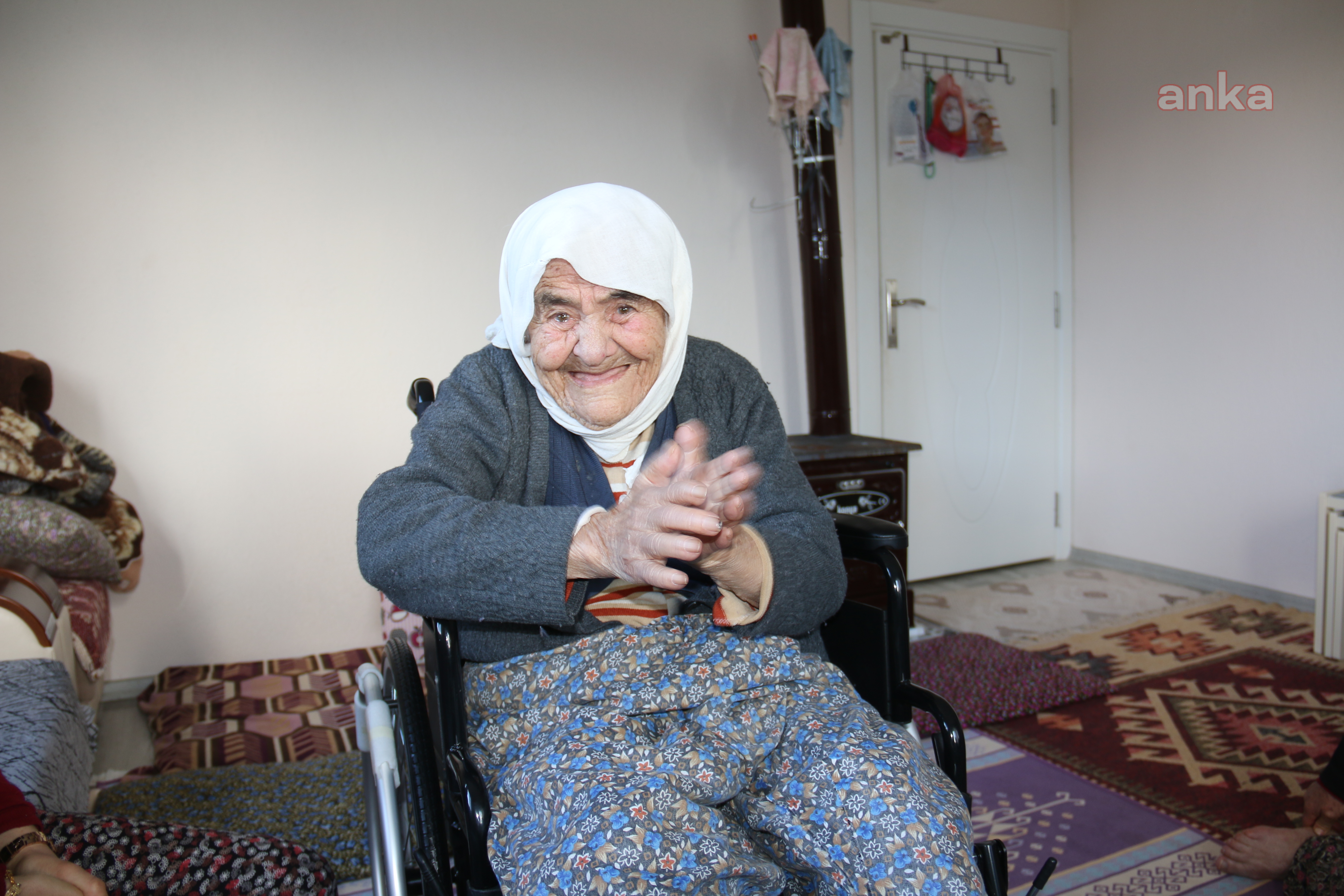 ANTALYA BÜYÜKŞEHİR BELEDİYESİ'NDEN 102 YAŞINDAKİ FATMA NİNE'YE TEKERLEKLİ SANDALYE SÜRPRİZİ