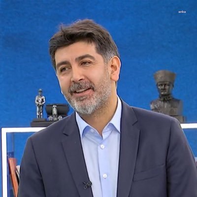 LEVENT GÜLTEKİN'E HALK TV ÖNÜNDE SALDIRI