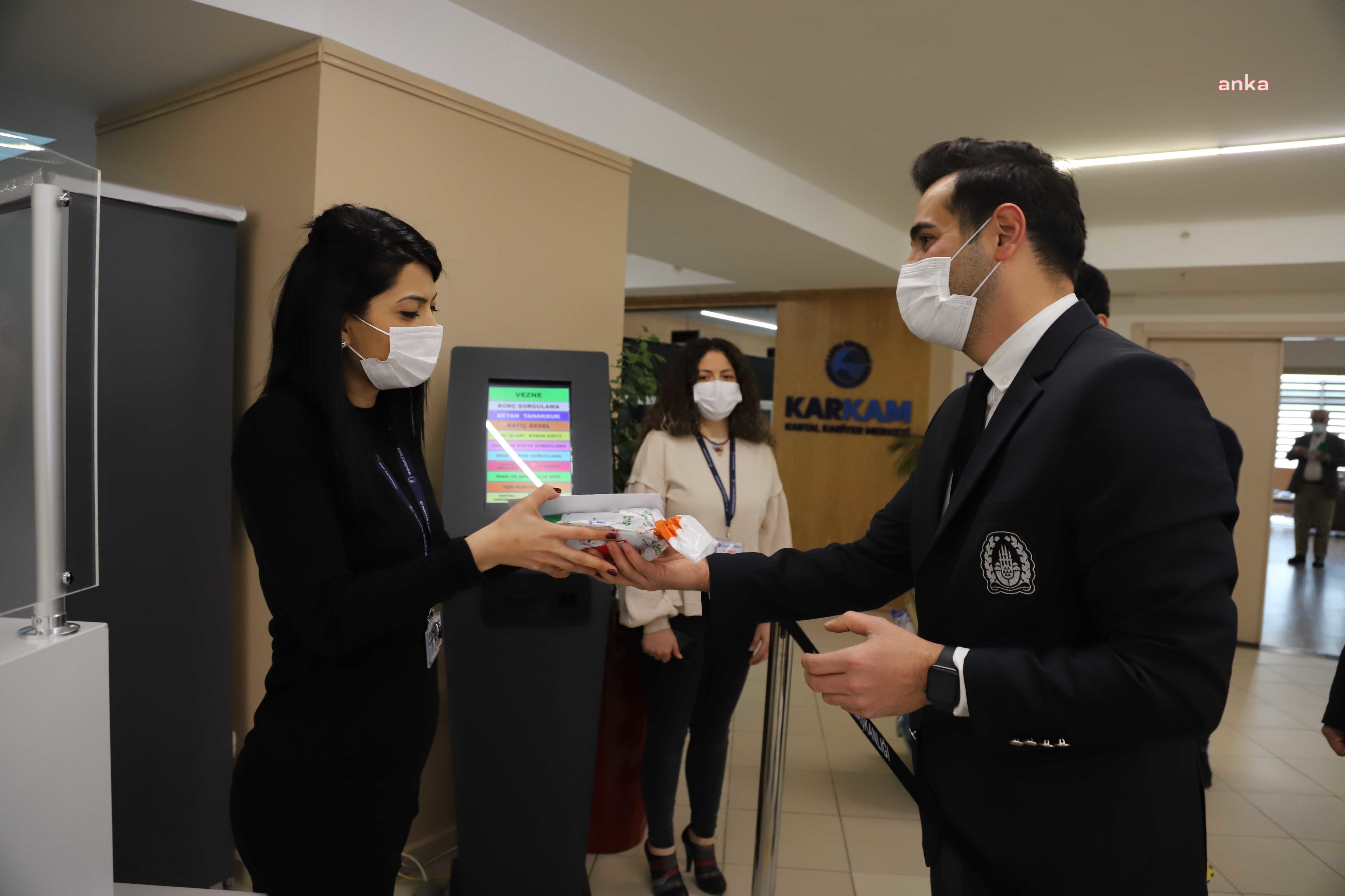 EKREM İMAMOĞLU'NDAN KADIN PERSONELE ANLAMLI HEDİYE