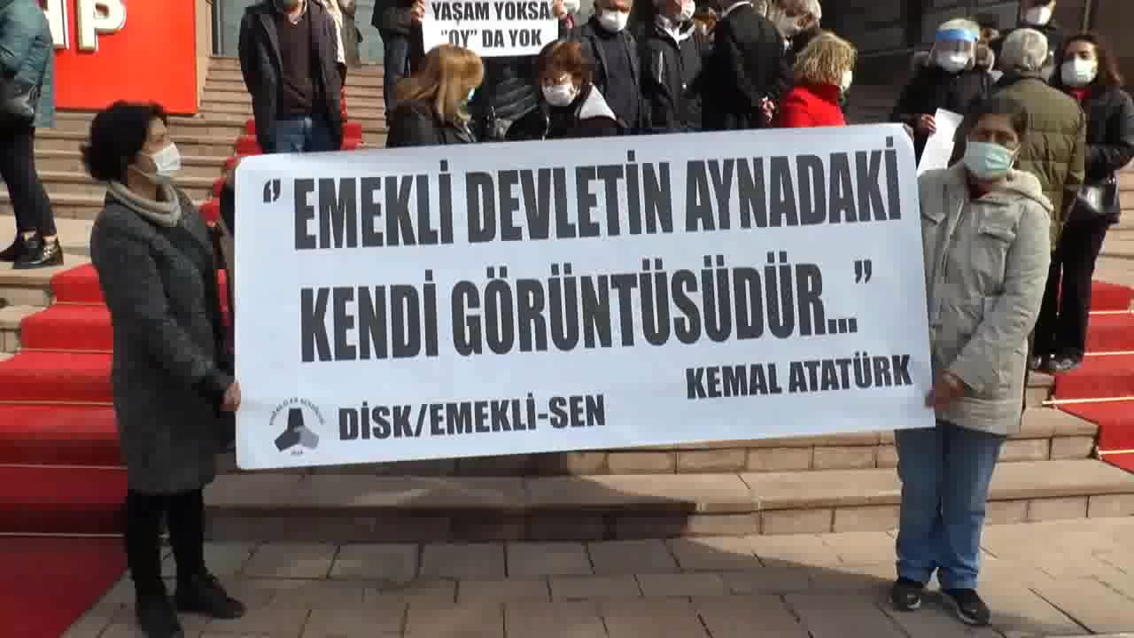 VELİ AĞBABA EMEKLİLERLE BİR ARAYA GELDİ: "BEN BU KIŞI BATTANİYE ALTINDA GEÇİRDİM, UTANIYORUM ÇOCUKLARIMDAN"