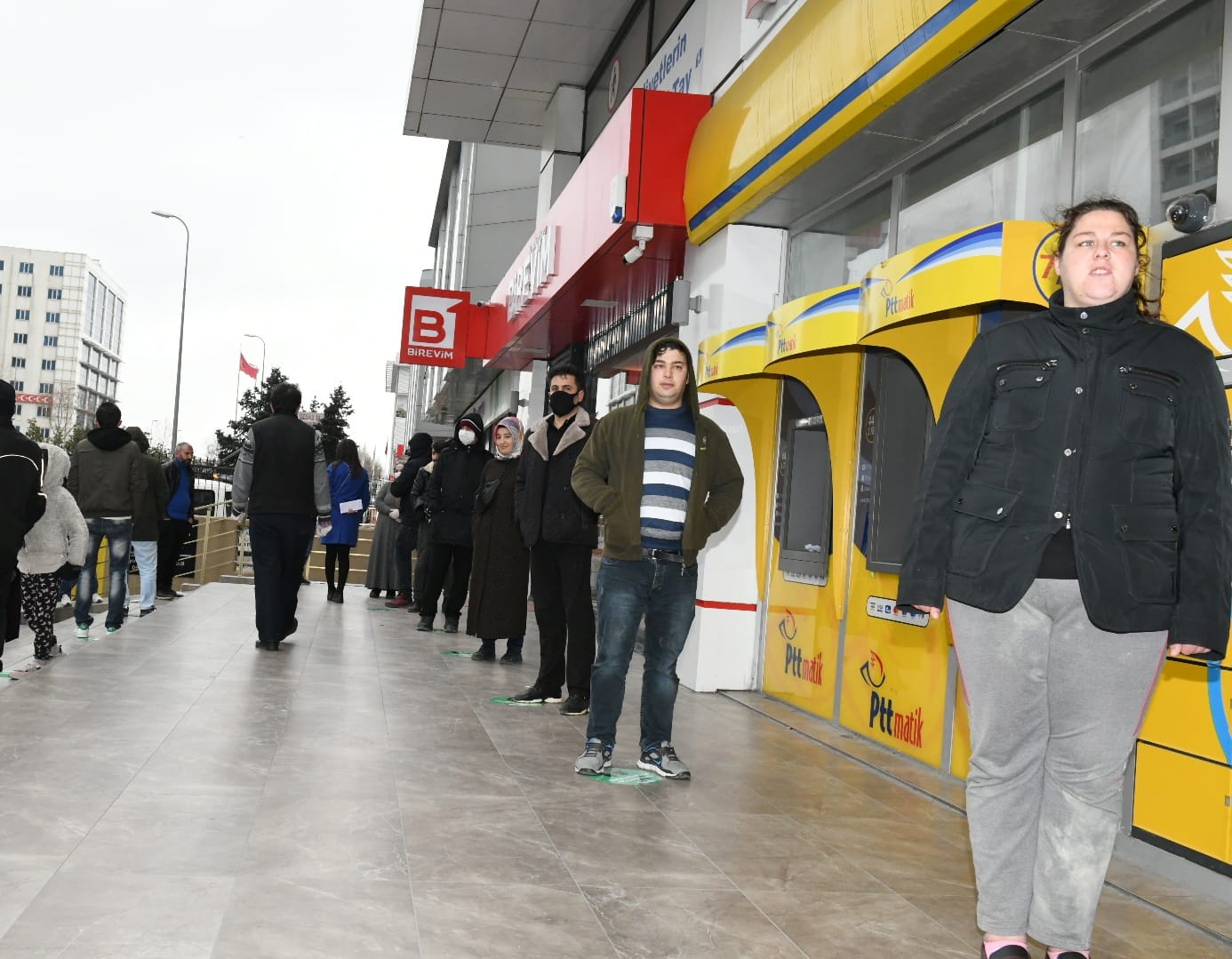 ESENYURT BELEDİYESİ ZABITA EKİPLERİNDEN PTT ÖNÜNDE KORONAVİRÜS ÖNLEMLERİ