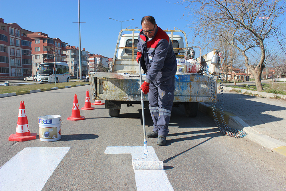 BURHANİYE'DE YAYA GEÇİTLERİ BOYANIYOR