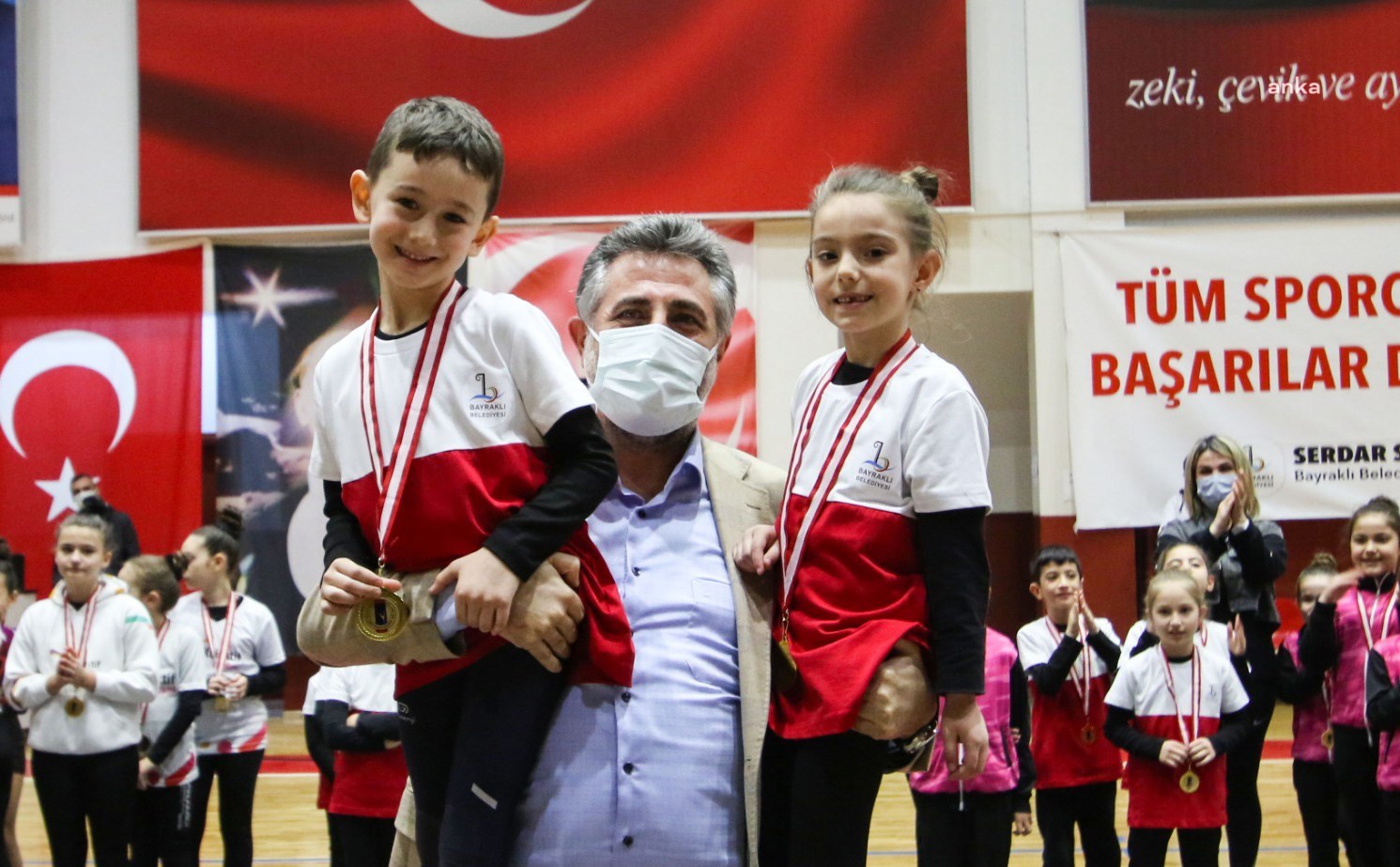 BAYRAKLI BELEDİYE BAŞKANI SANDAL'DAN BAŞARILI SPORCULARA MADALYA