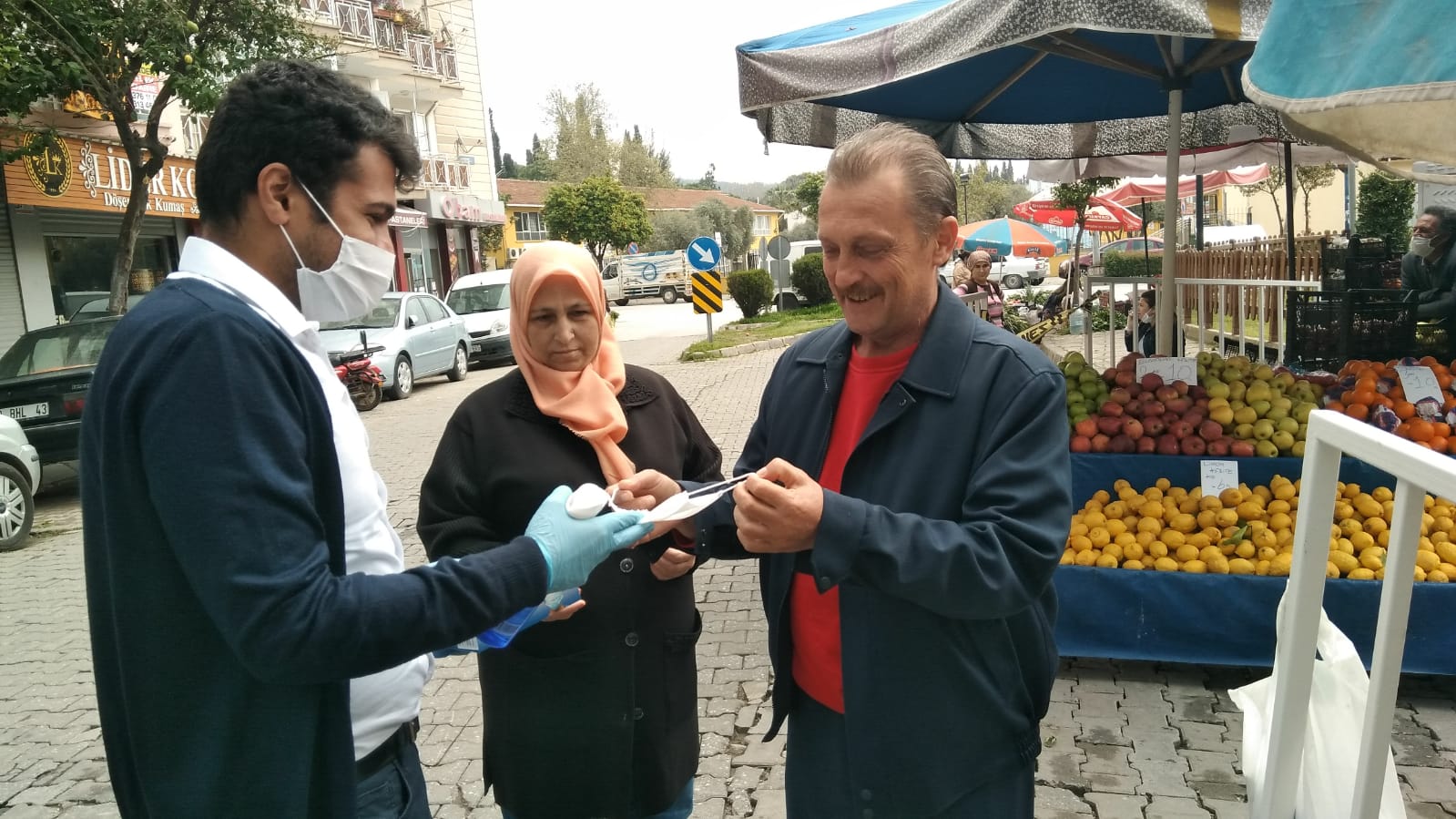 "EFE MASA" ÇARŞAMBA PAZARINDA MASKE VE ELDİVEN DAĞITTI