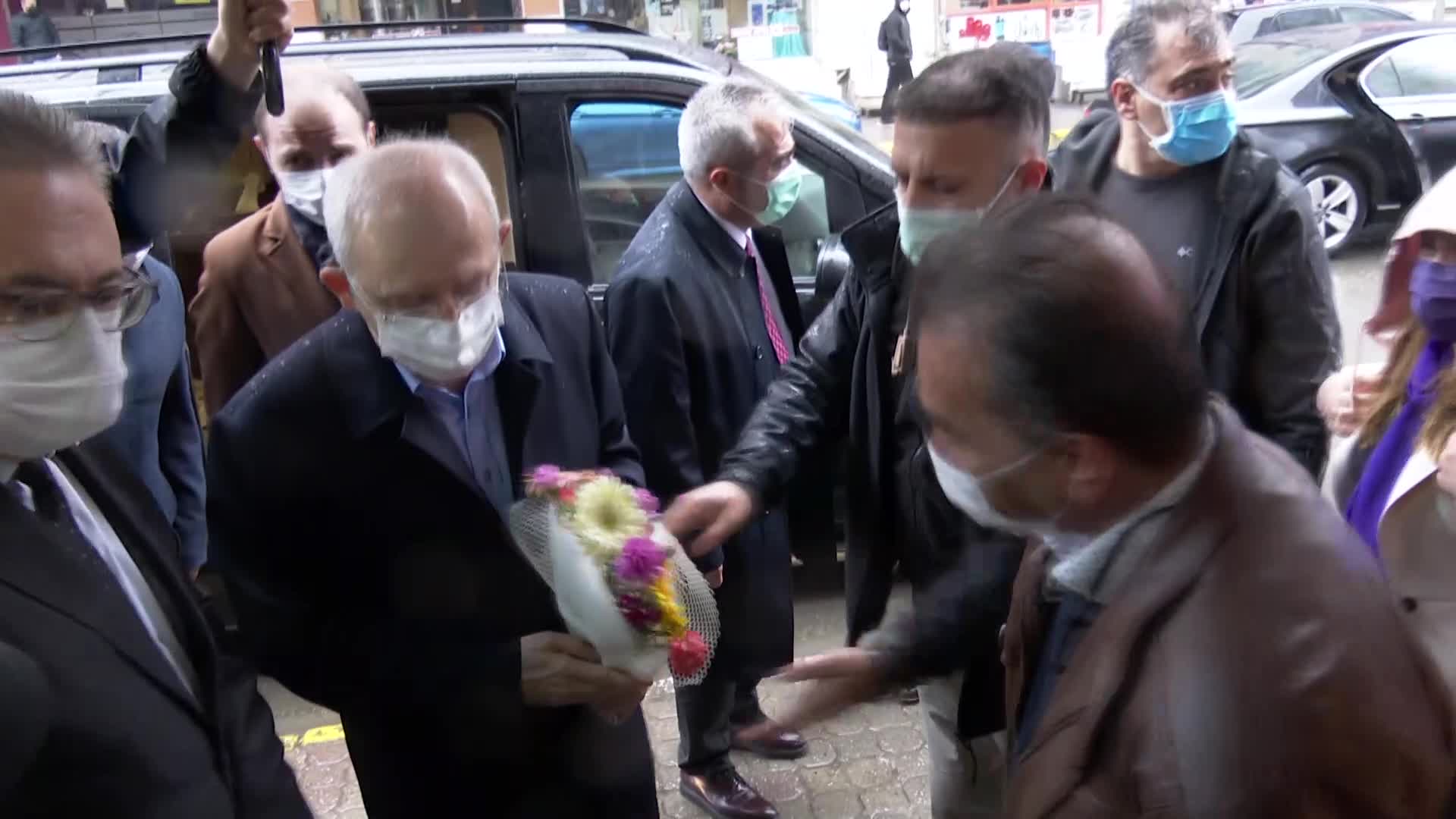 KILIÇDAROĞLU UŞAK'TA GEÇİM SIKINTISI NEDENİYLE İNTİHAR EDEN ESNAFIN AİLESİNİ ZİYARET ETTİ
