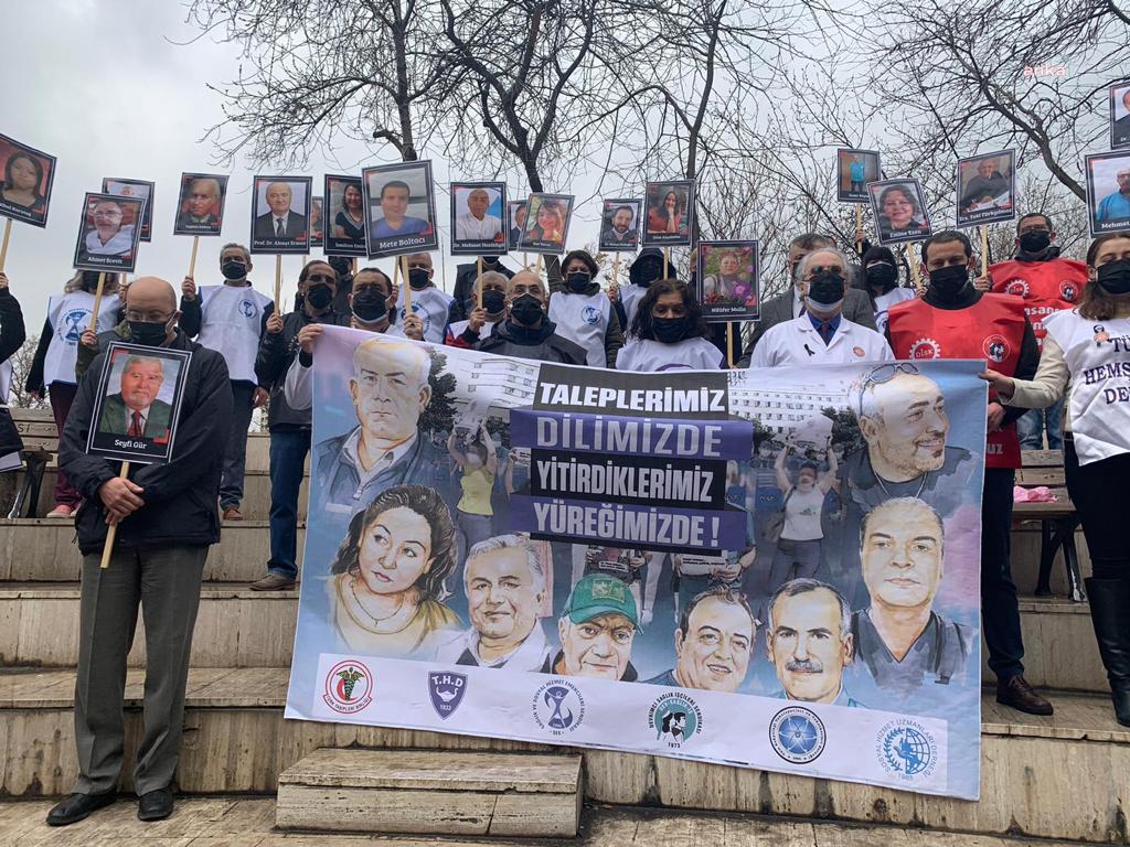 SAĞLIK EMEKÇİLERİ, PANDEMİYLE MÜCADELEDE YİTİRDİKLERİ ARKADAŞLARINI ANARAK TALEPLERİNİ DİLE GETİRDİLER