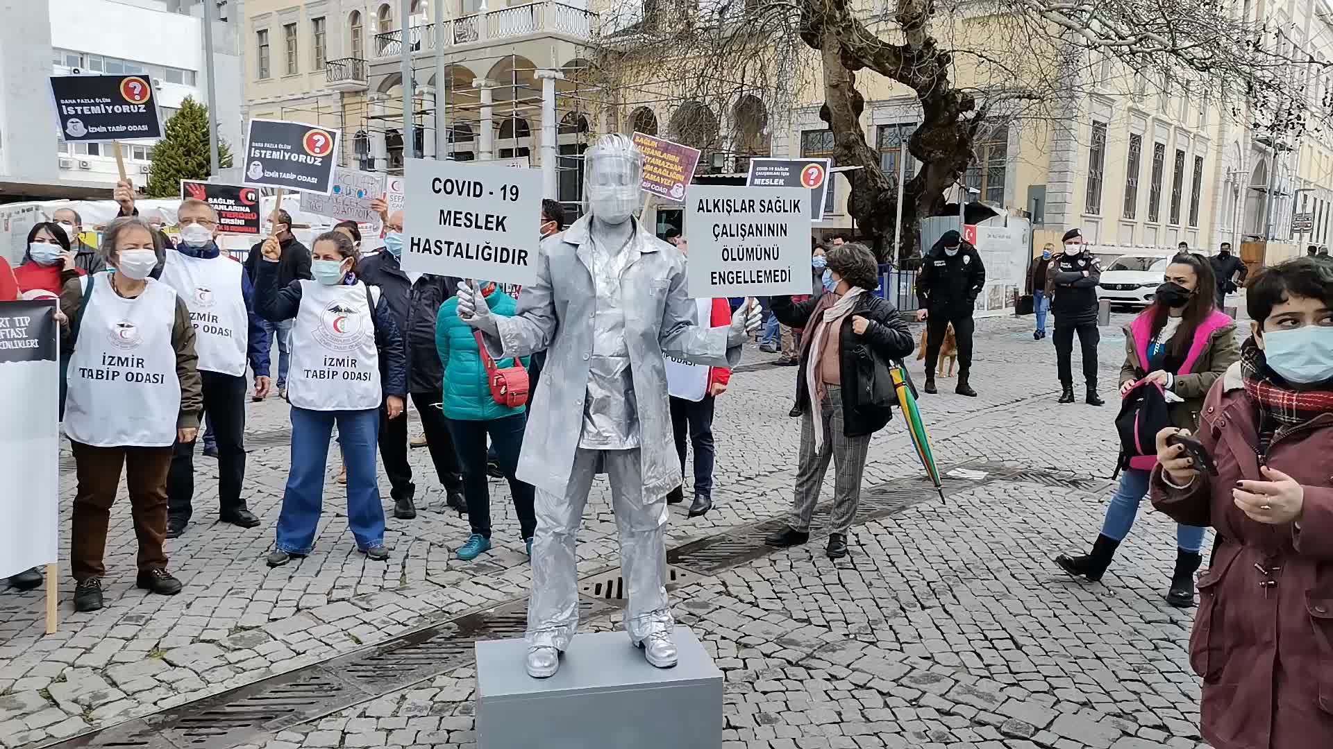 İZMİR TABİP ODASI: KORONAVİRÜS MESLEK HASTALIĞI SAYILMALI. ADALET İSTİYORUZ, SUSMADIK, SUSMAYACAĞIZ"