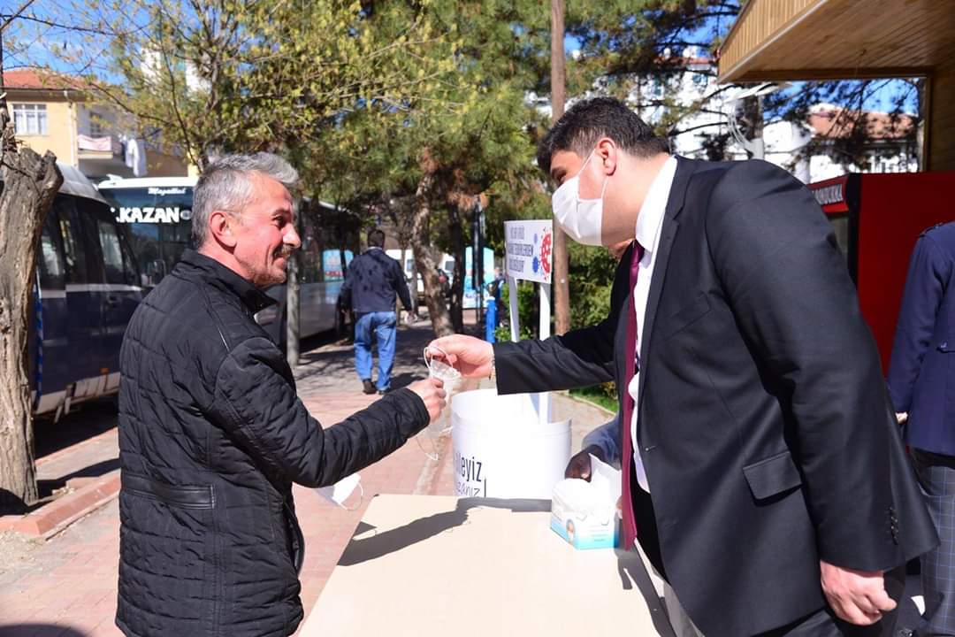 KAHRAMANKAZAN BELEDİYE BAŞKANI OĞUZ, HİJYENİK MASKELERİ ÇIPLAK ELLE DAĞITTI!