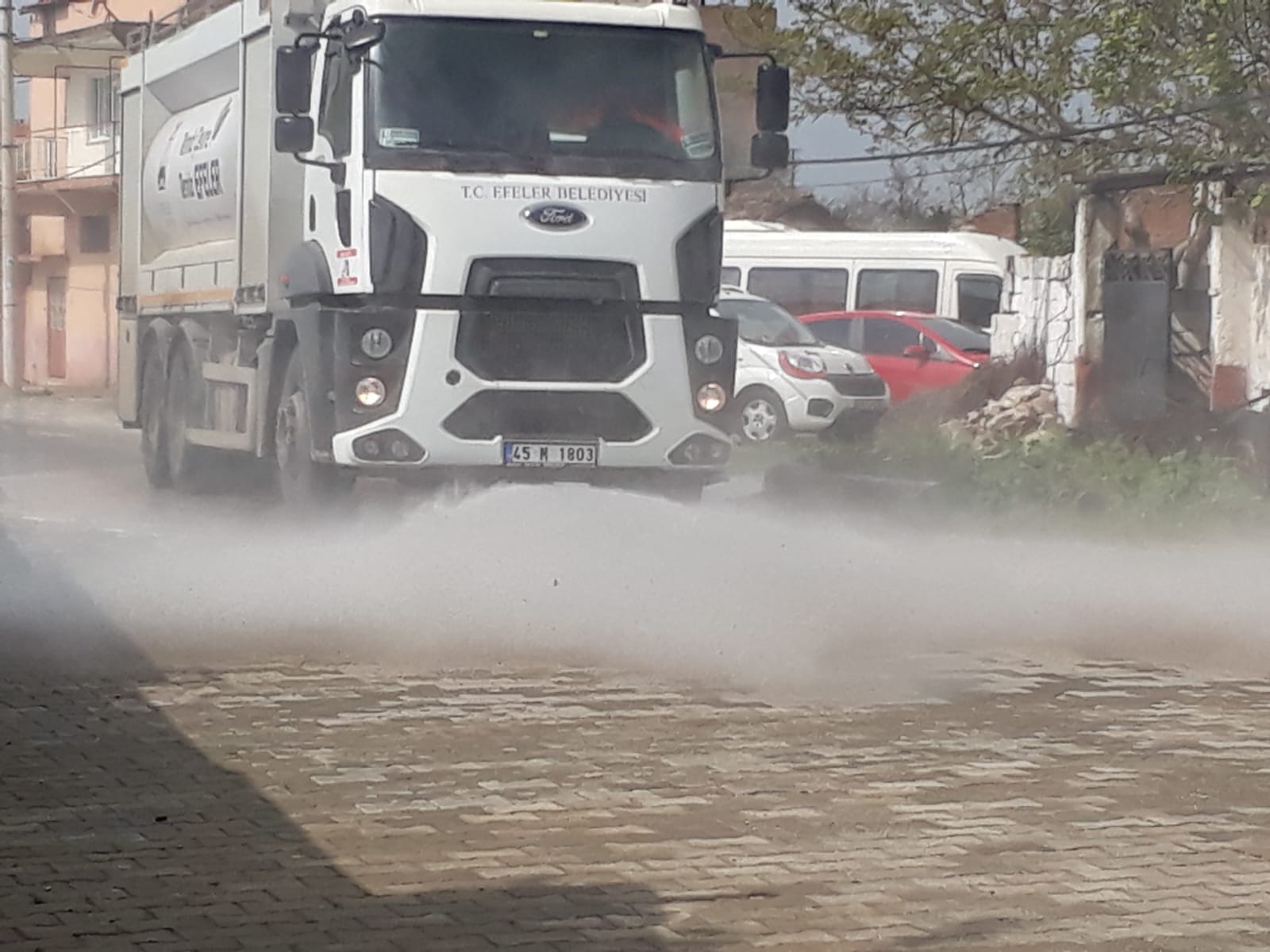 EFELER’DEKİ SOKAK VE KALDIRIMLAR KÖPÜKLÜ VE TAZYİKLİ SUYLA YIKANIYOR