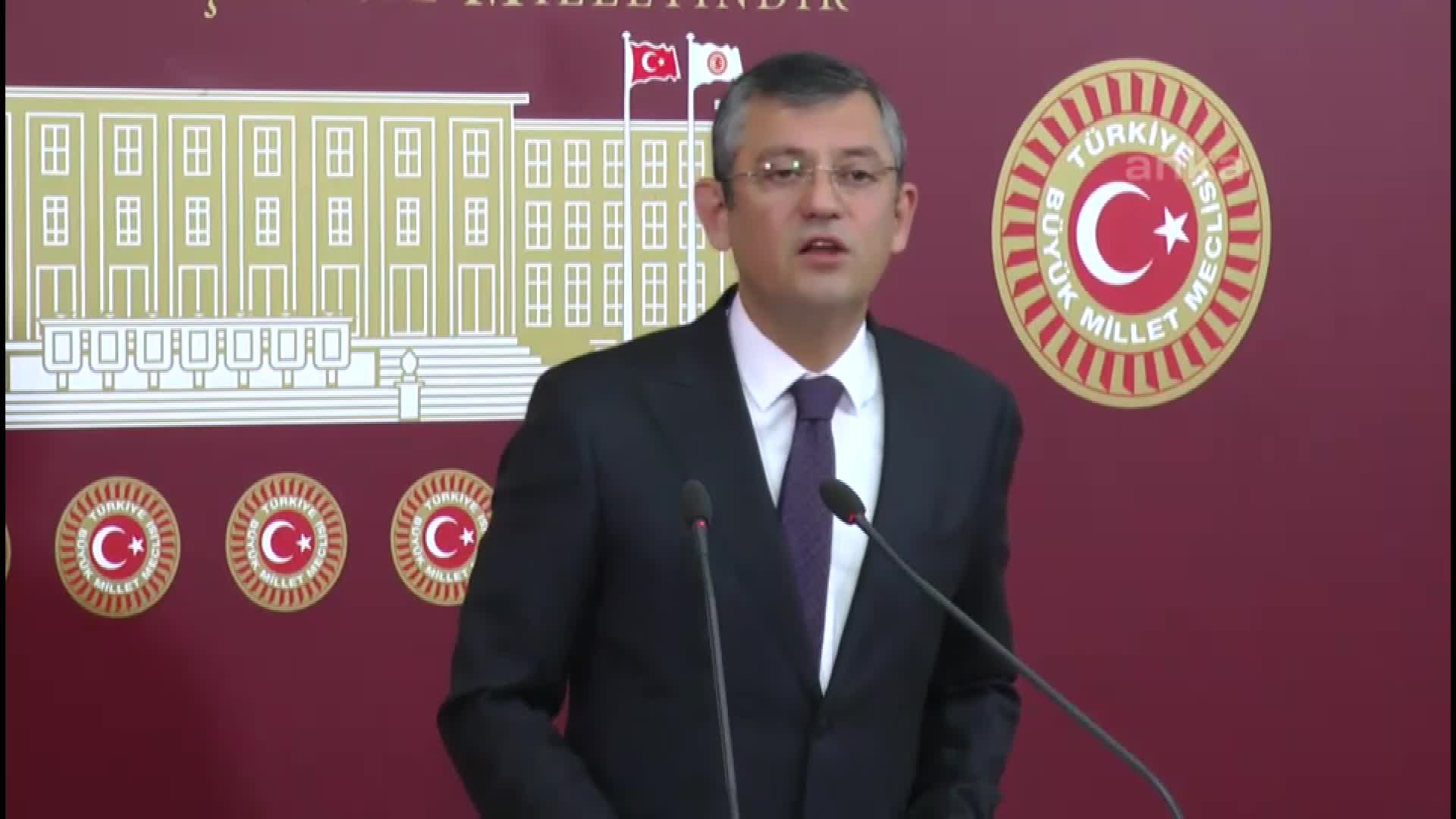 ÖZEL'DEN. ERDOĞAN'A "HEDİYE" KOLONYA TEPKİSİ: "EMİNE HANIMIN BİLEZİKLERİNİ BOZDURUP MU ALDINIZ BUNLARI?"