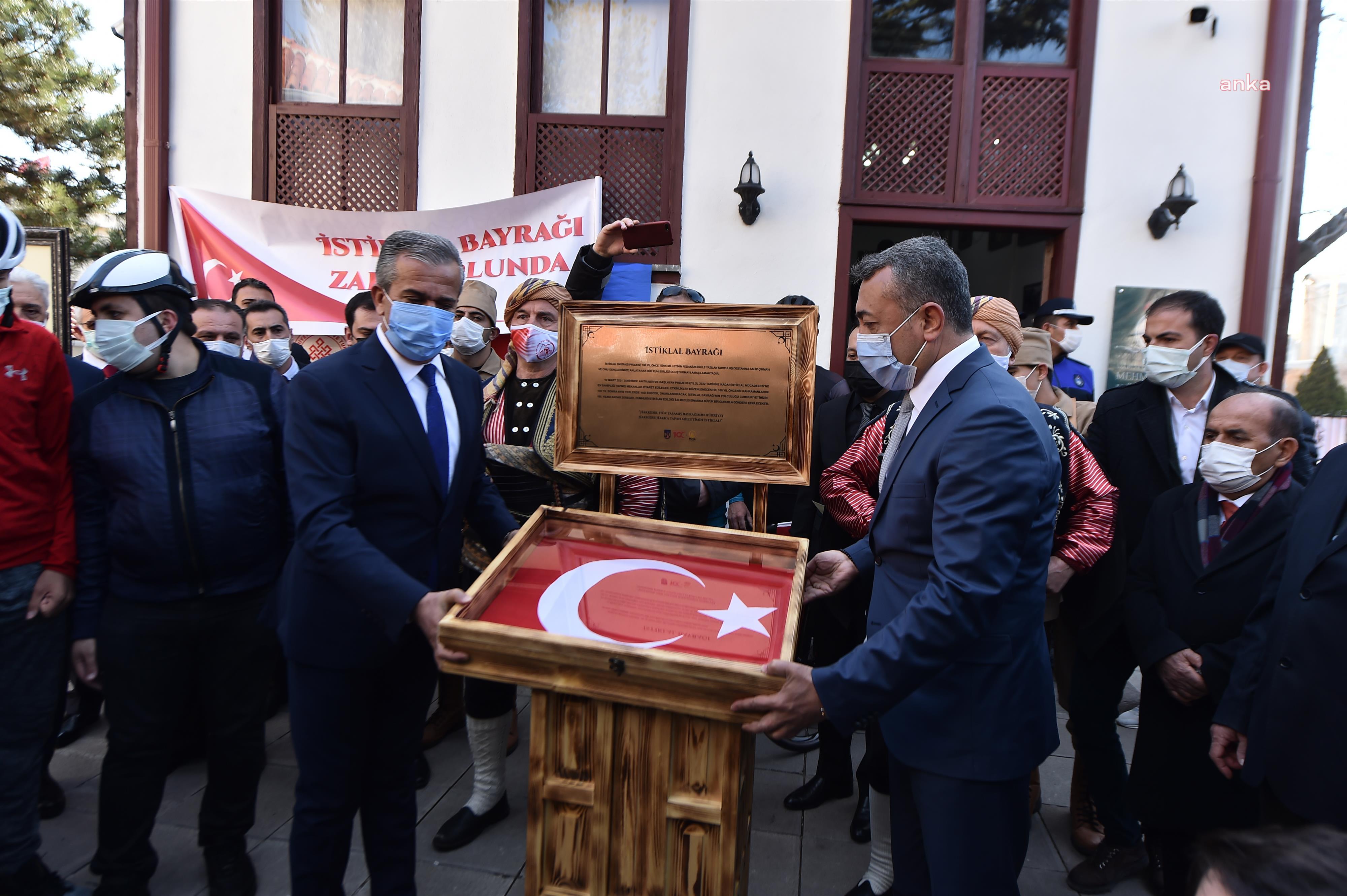 ANITKABİR'DE DALGALANAN BAYRAK MİLLİ ŞAİRİN EVİNDE