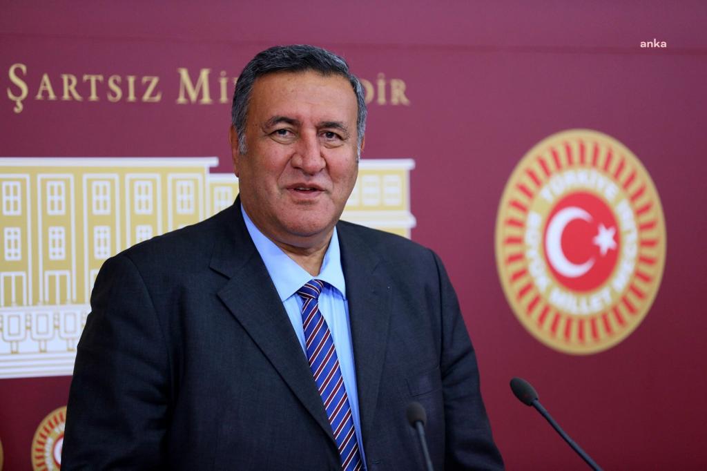 GÜRER: SOSYOLOGLARIN ADI VAR UNVANI YOK