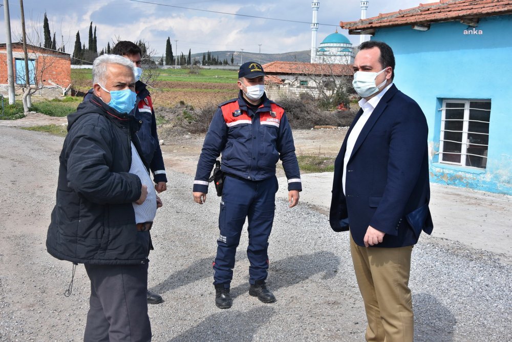 AKHİSAR BELEDİYESİ, KARANTİNADAKİ MAHALLE HALKINA YARDIM PAKETİ ULAŞTIRDI