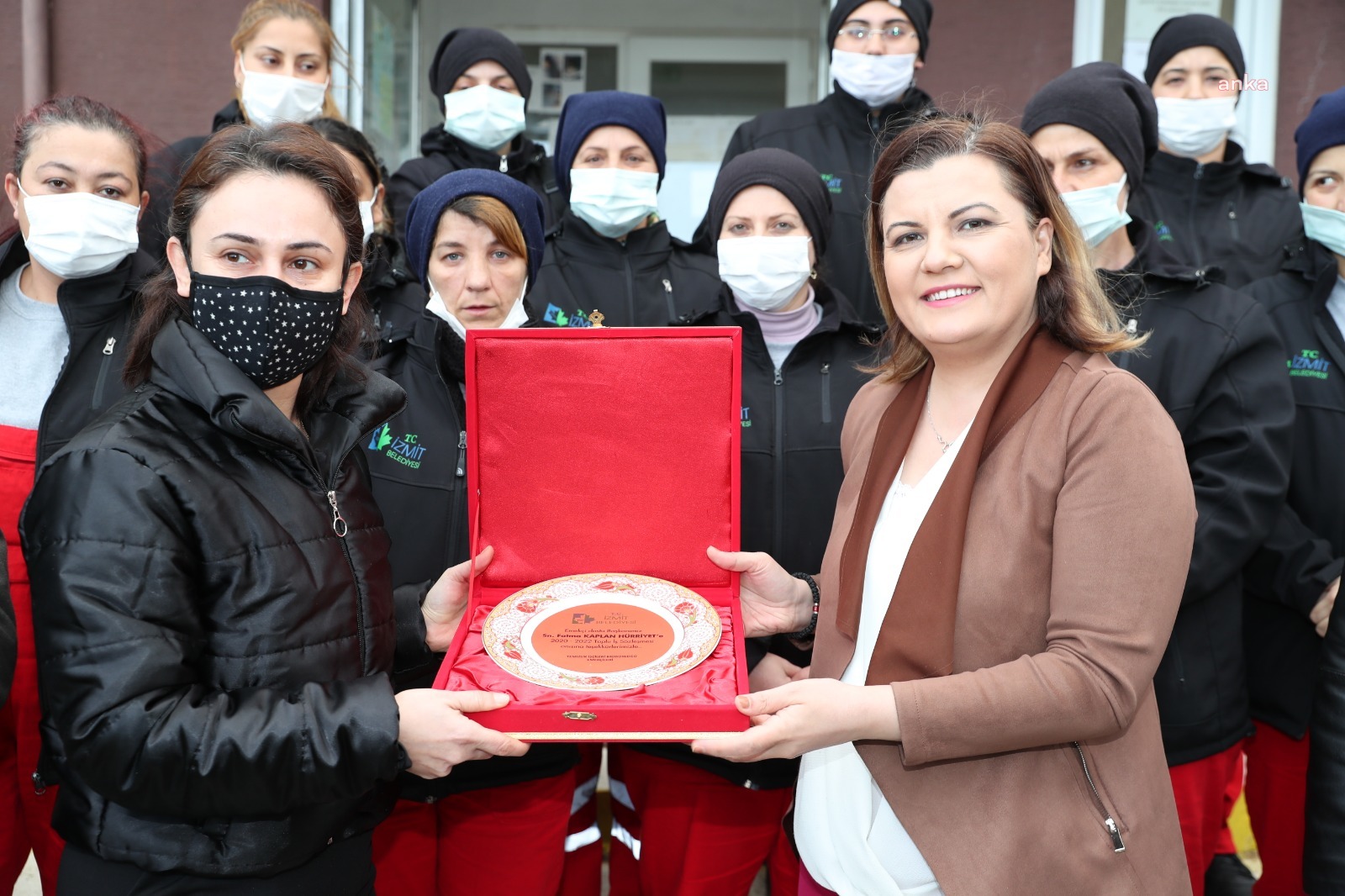 İZMİT BELEDİYE BAŞKANI HÜRRİYET, MESAİYE TEMİZLİK İŞÇİLERİYLE BAŞLADI