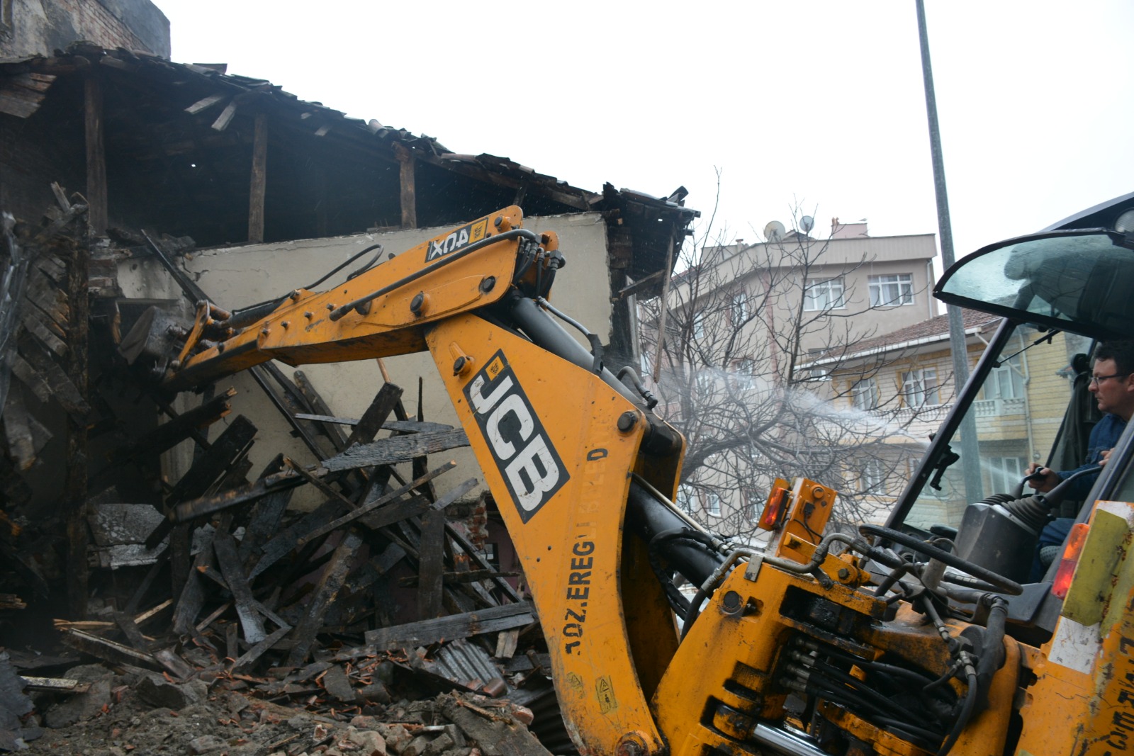 KDZ. EREĞLİ’DE METRUK BİNALAR YIKILIYOR