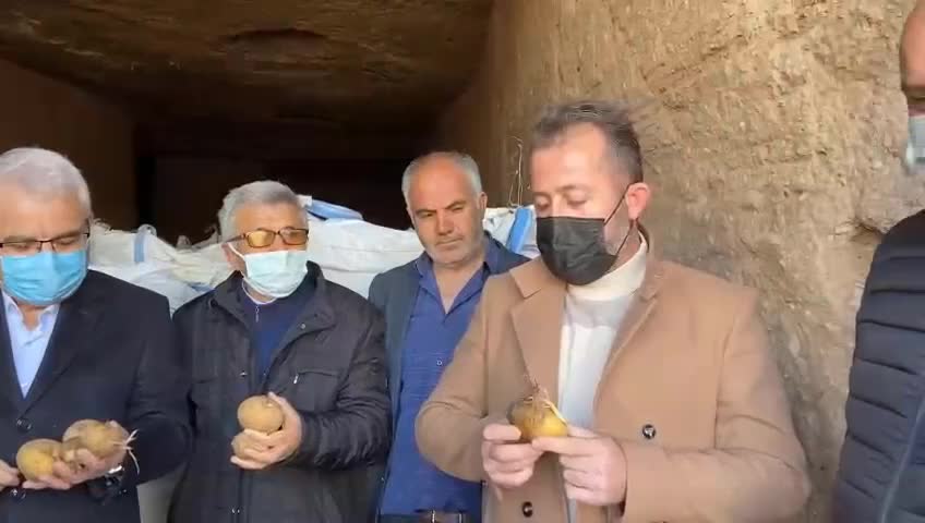 PATATES ÜRETİCİSİ ERDOĞAN'A SESLENDİ: "MÜMKÜNSE GELSİN BUGÜN DE 4 TL’DEN ALSIN, 50 KURUŞA SATSIN TANZİM MARKETLERİNDE"