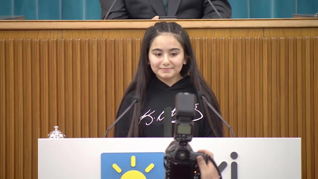 AKŞENER'DEN ÖĞRENCİ ANDI KARARINA ABDÜRRAHİM KARAKOÇ'LU YANIT:" KORKUYOR, 'TÜRKÜM' DEMEYE, ATASINDAN HABERİ YOK"