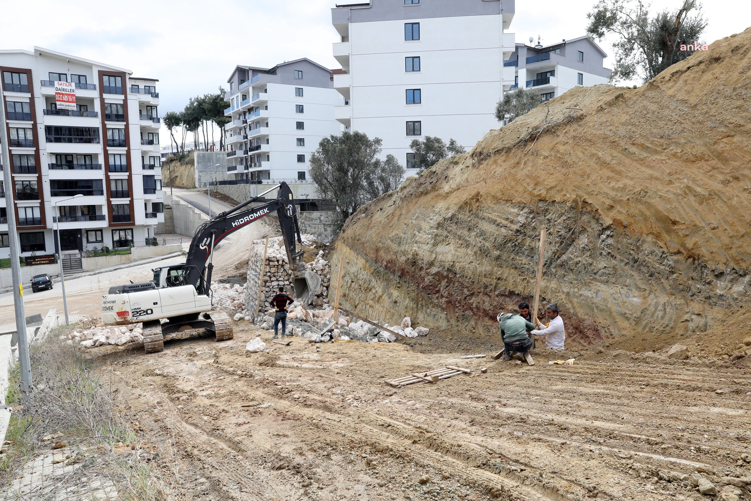 MUDANYA BELEDİYESİ, TAŞ DUVAR VE İSTİNAT DUVARI ÇALIŞMALARINI SÜRDÜRÜYOR