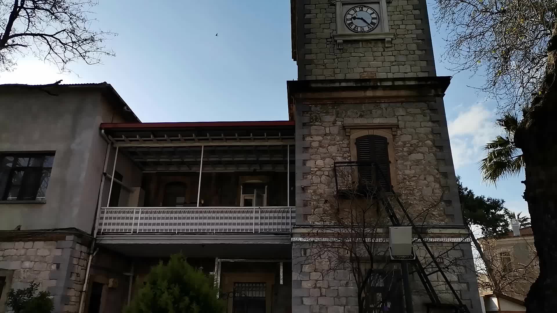 131 YILLIK BİNAYA YAPILAN PVC'Yİ GECE YARISI SÖKTÜLER!