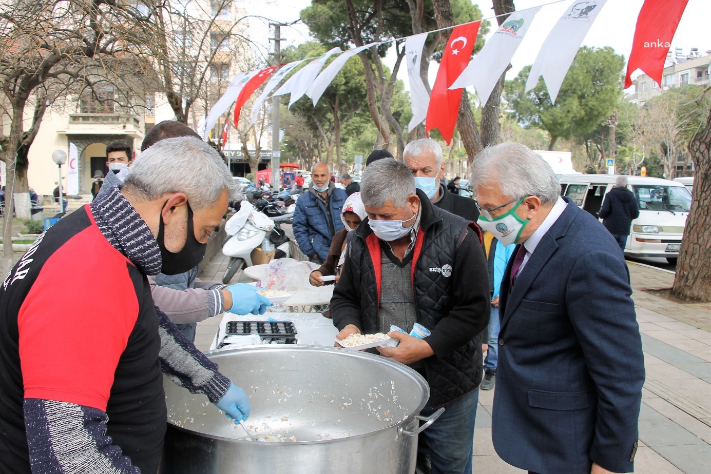 ÖDEMİŞ'TE ŞEHİTLER İÇİN PİLAV İKRAMI