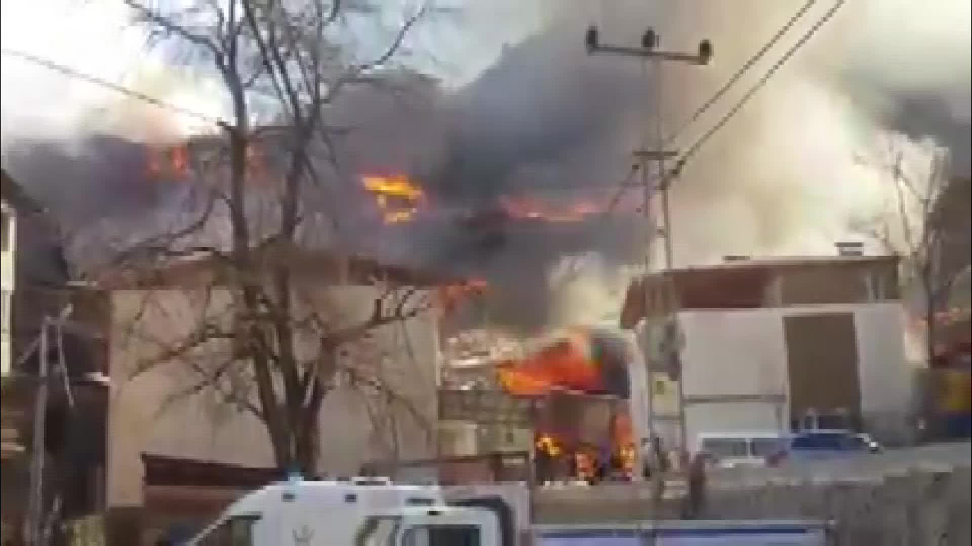 ARTVİN YUSUFELİ'NDE YANGIN 50'YE YAKIN EVE SIÇRADI. YANGINI SÖNDÜRME ÇALIŞMALARI DEVAM EDİYOR
