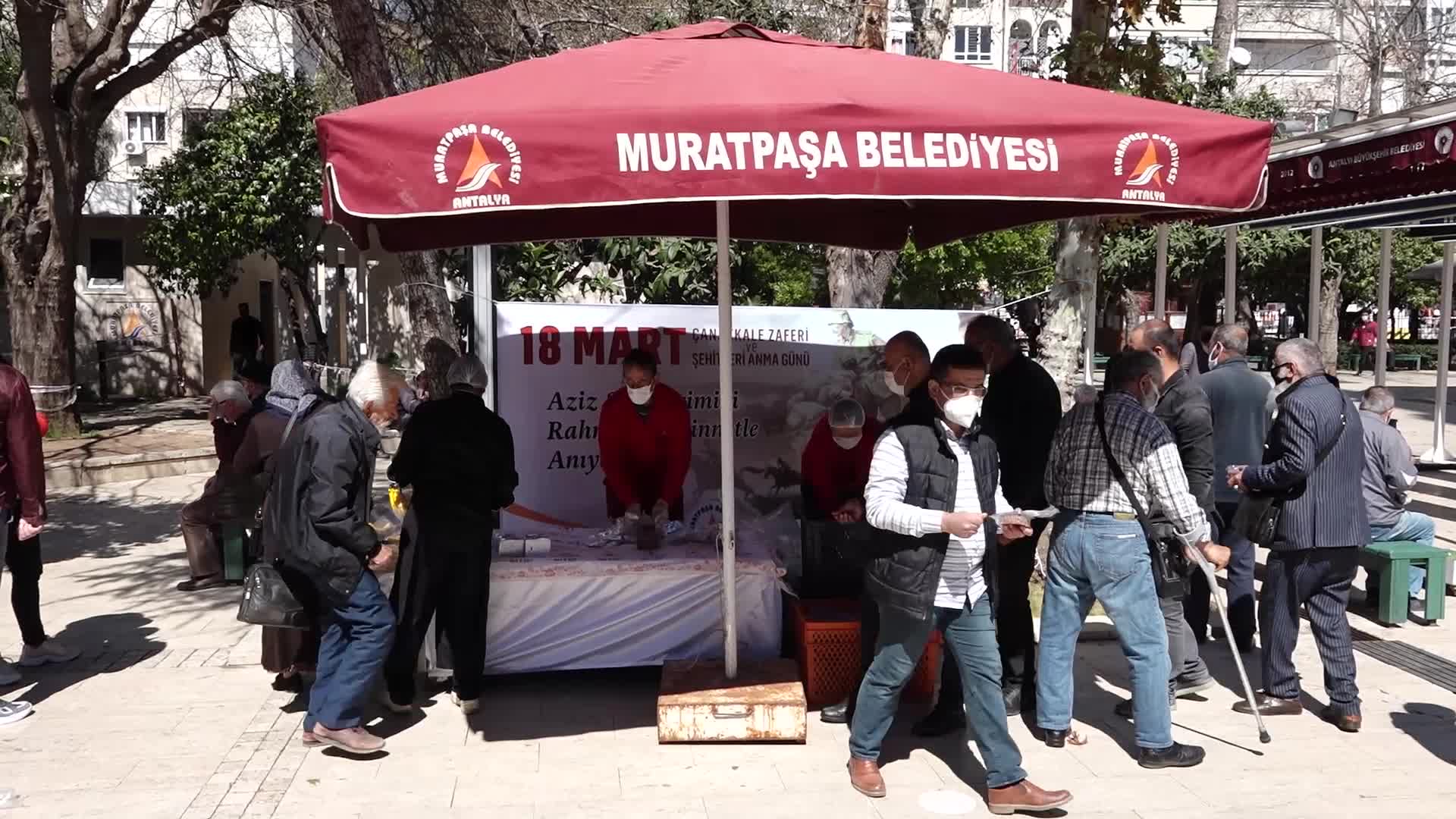 MURATPAŞA BELEDİYE BAŞKANI UYSAL, ŞEHİTLER ANISINA LOKMA VE HELVA DAĞITTI