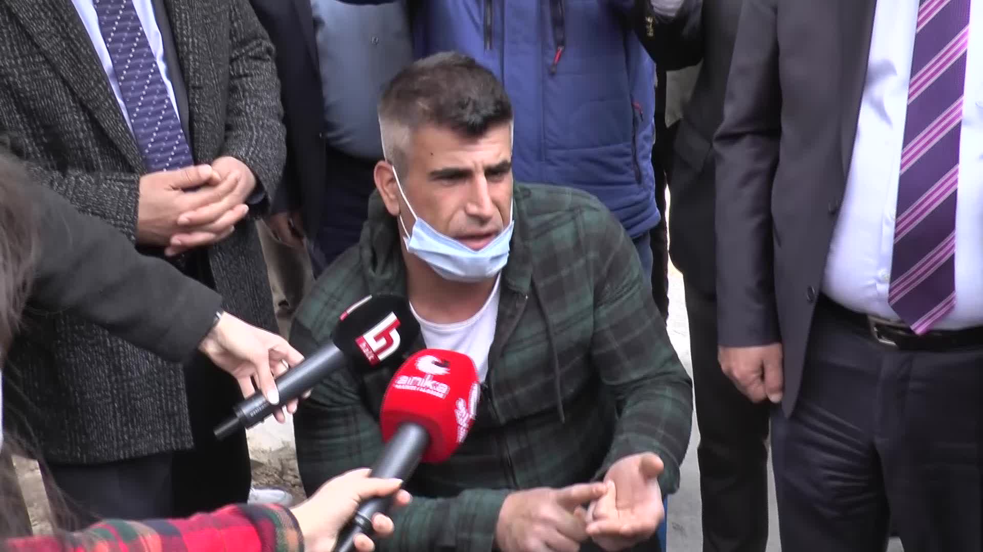 ELEKRİK FATURASINI ÖDEYEMEYEN VATANDAŞ: ÇOCUKLARI 3 BATTANİYEYLE ISITIYORUM