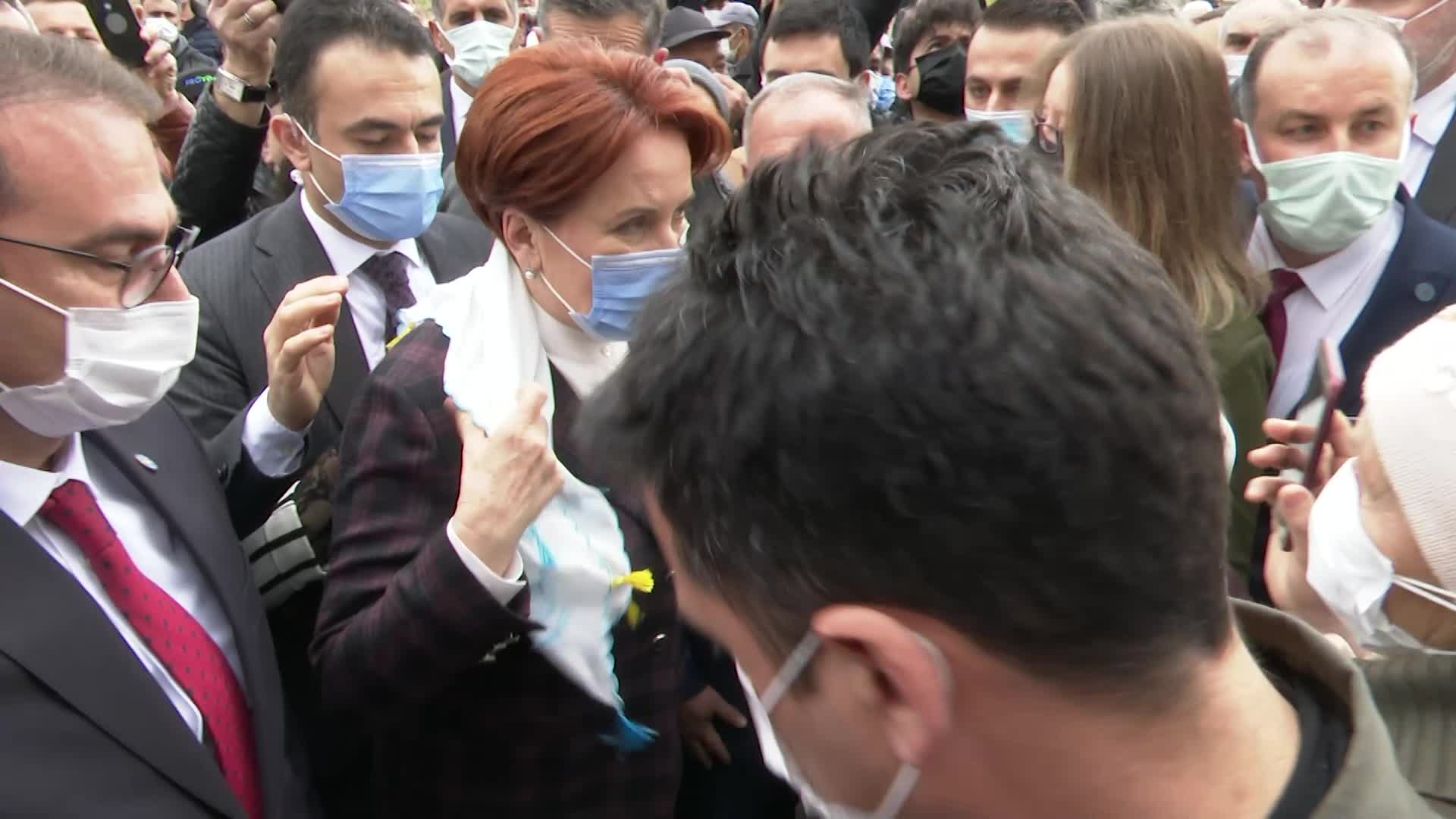 ÇANAKKALELİ ÇİFTÇİ KADINDAN AKŞENER'E: "DEVLET ÇİLEK VERDİ ONU EKMEK İÇİN BİLE GÜBRE BULAMIYORUM"