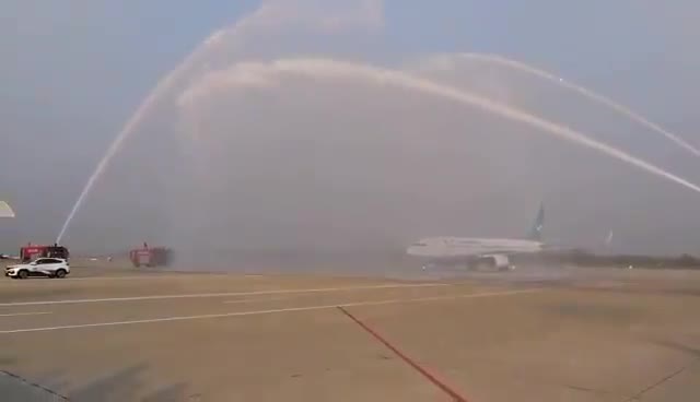 76 GÜN SONRA WUHAN'A İLK YOLCU UÇAĞI İNDİ