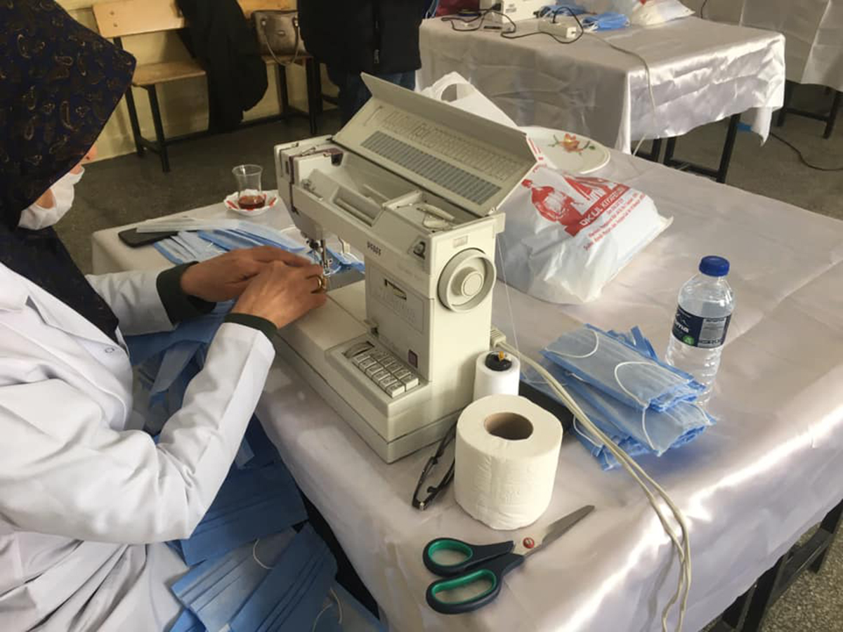 SEYDİŞEHİR'DE GÖNÜLLÜ ÖĞRETMEN VE KURSİYERLERDEN GÜNDE 5000 ADET MASKE